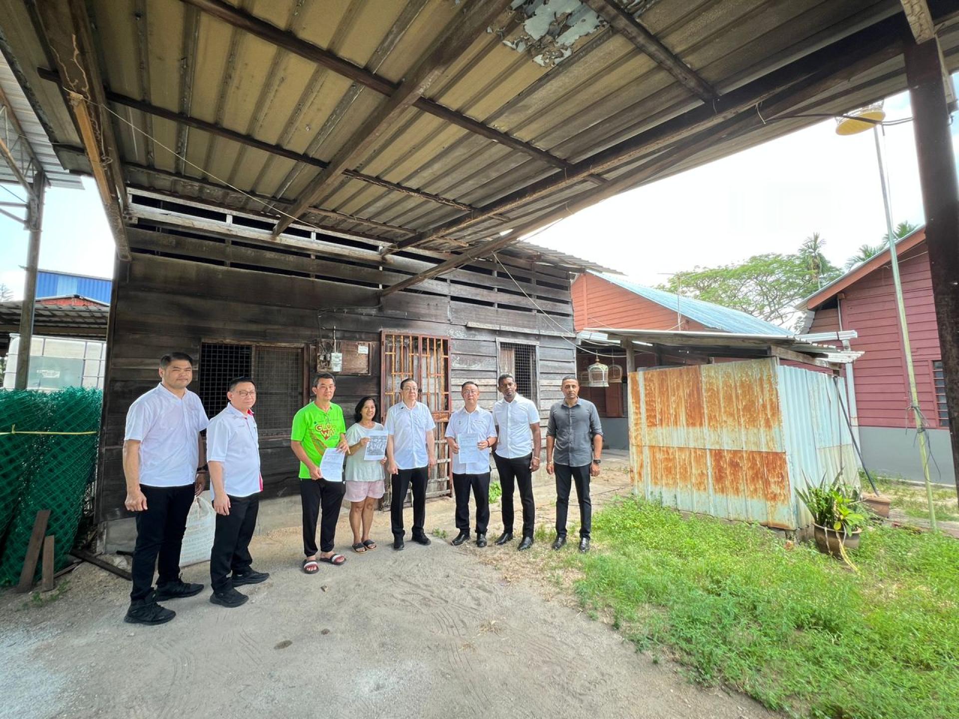 双溪浮油新园区地主陈志春及太太戴明玉（左3及４）向林冠英、朱权权、古玛兰克里斯南等，述说地税涨价的情况。