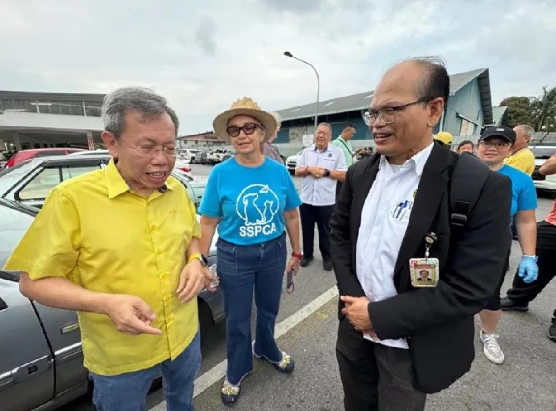 沈桂贤（左）与Dona（中）出席民达华巴刹口服疫苗派发活动。