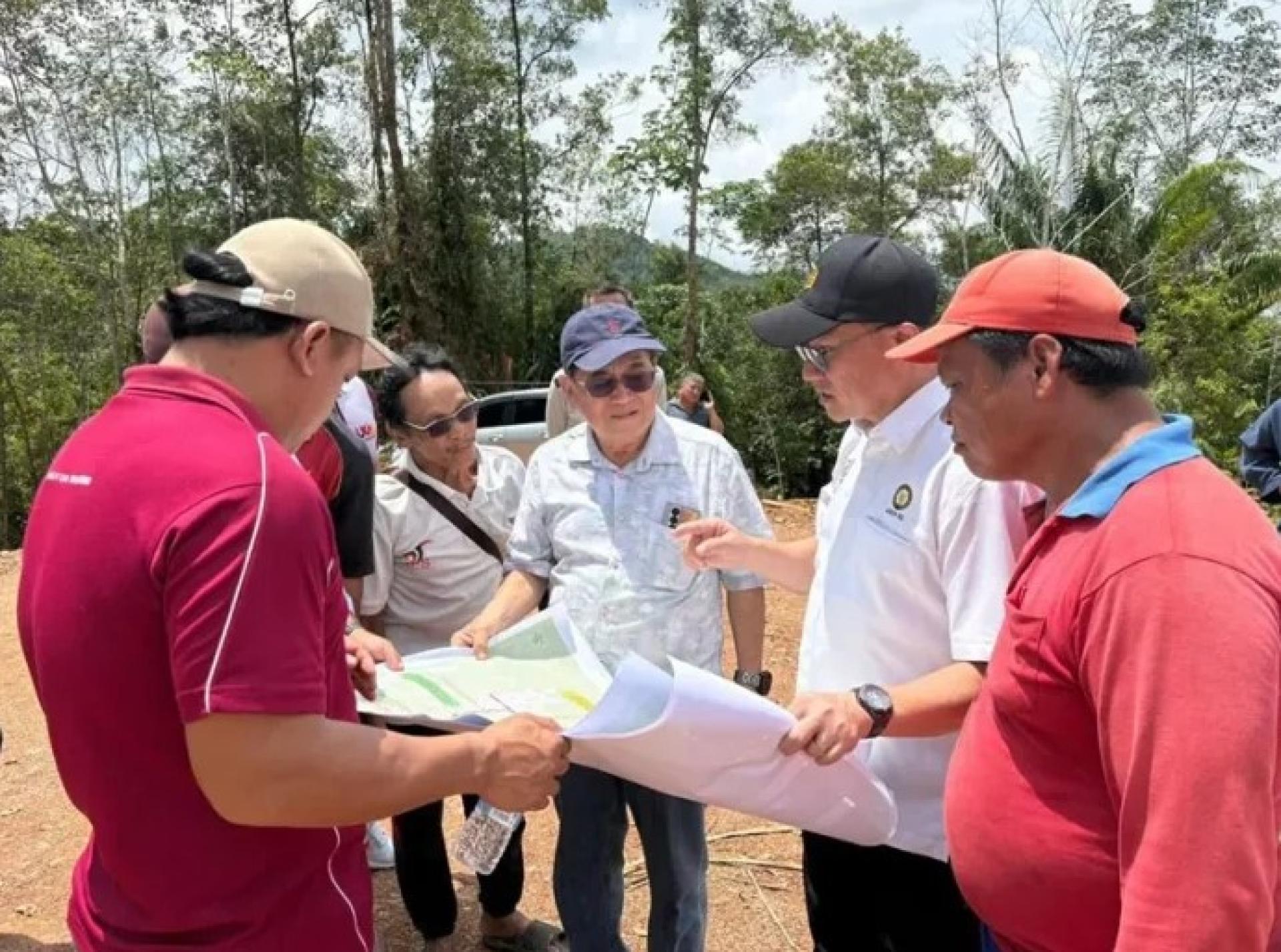 道格拉斯（右3）巡视武吉沙督道路工程时与工程师交流。