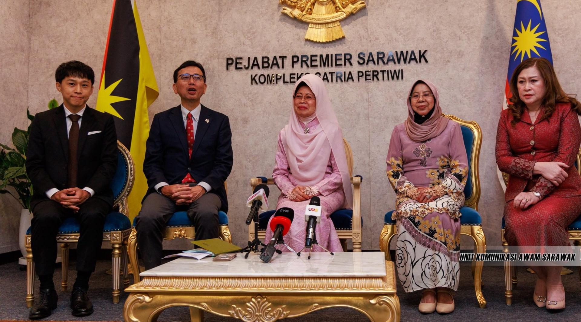 陈赛明（中）在发布会上发言。