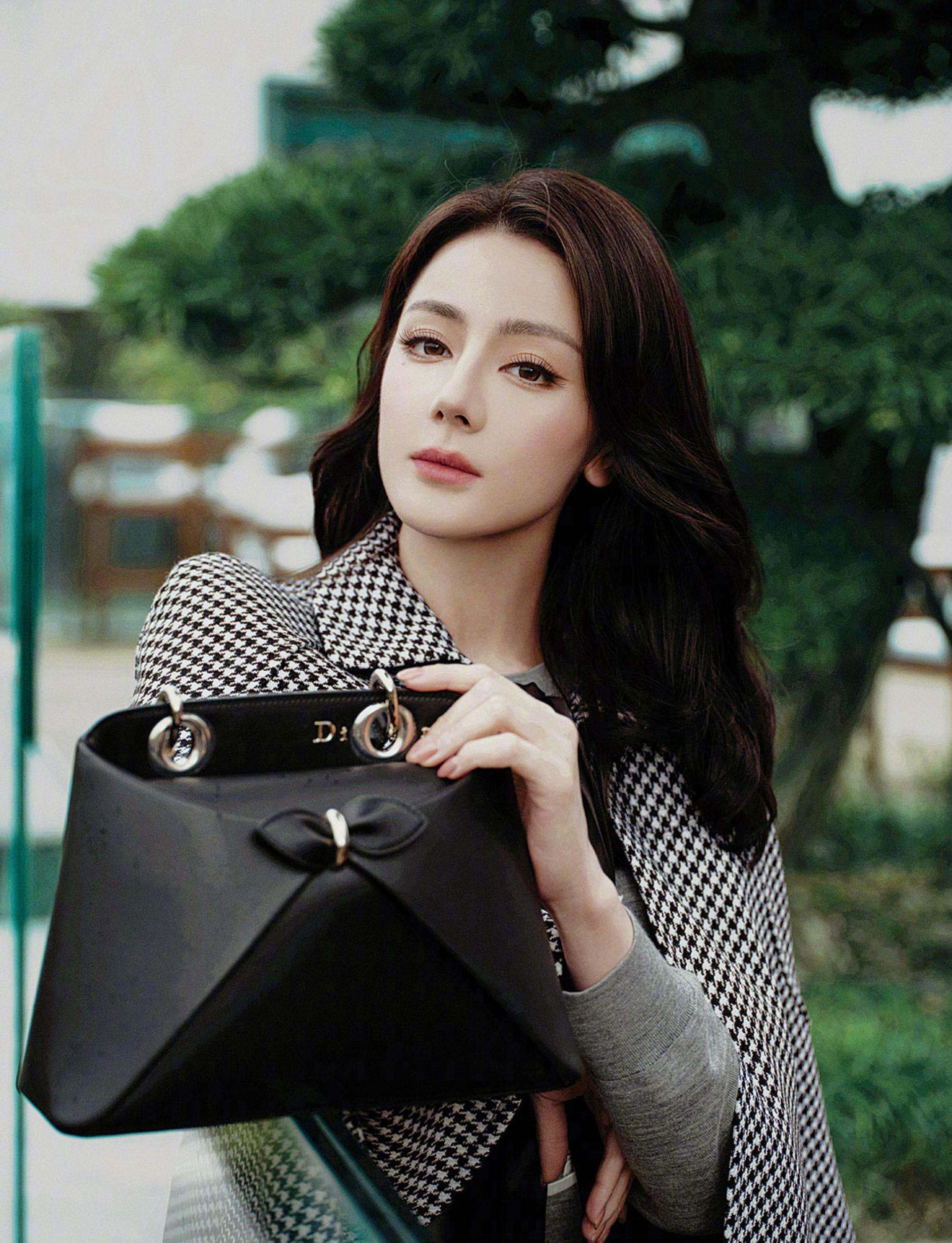 迪丽热巴近来深陷“真假分身”争议。