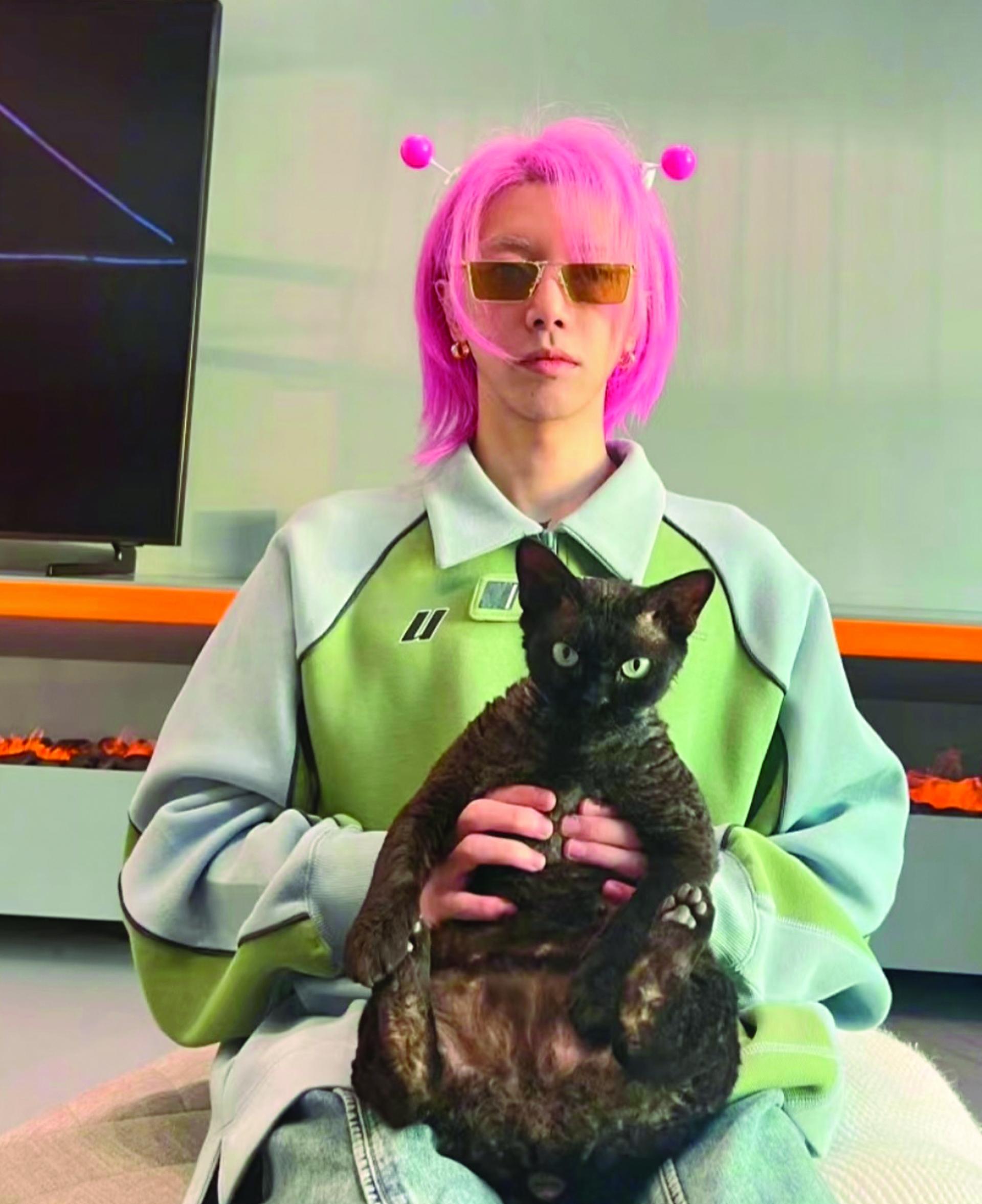 华晨宇和爱猫。