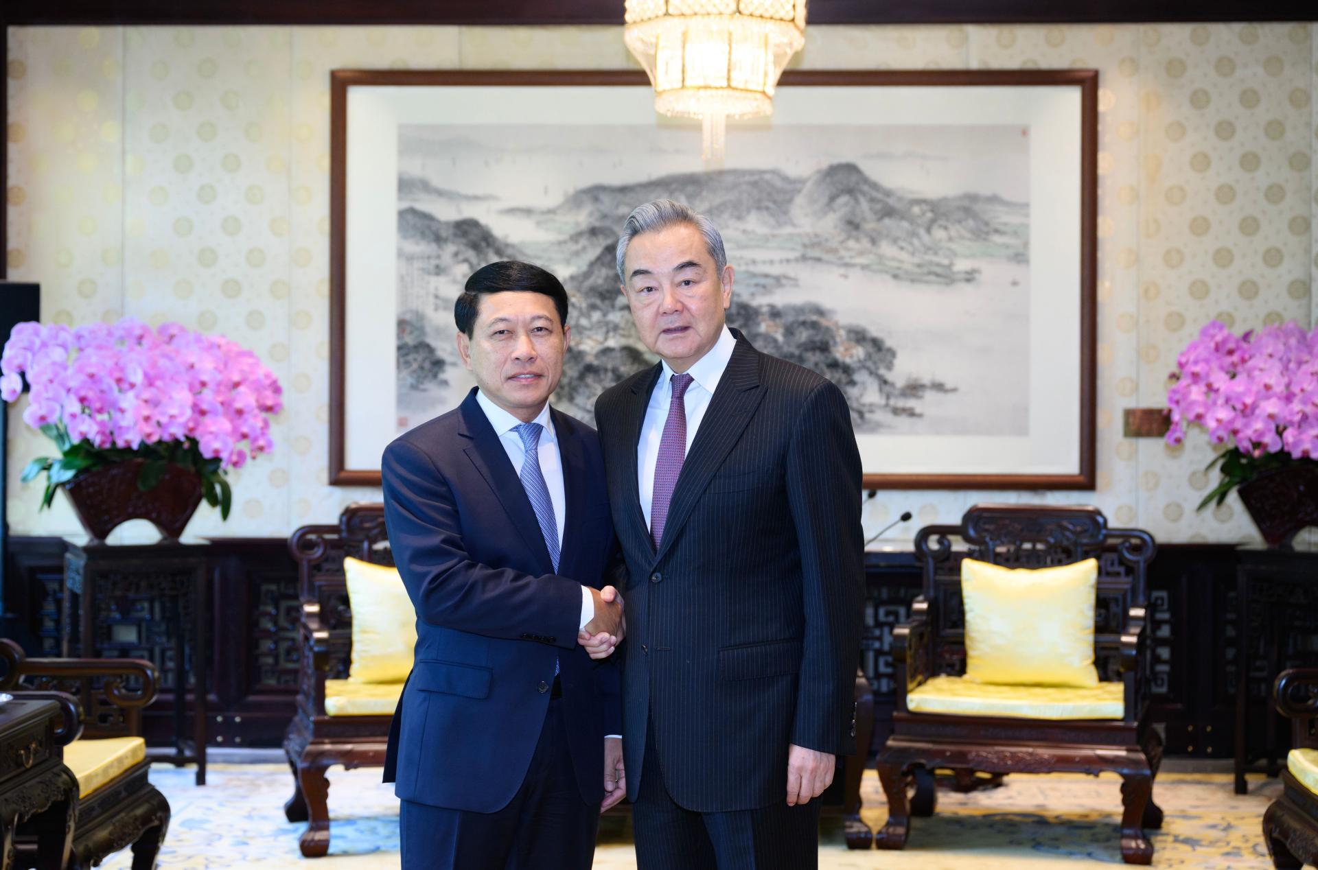 中国外长王毅（右）21日在北京会见访华的寮国常务副总理沙伦赛（左）。（图：新华社）