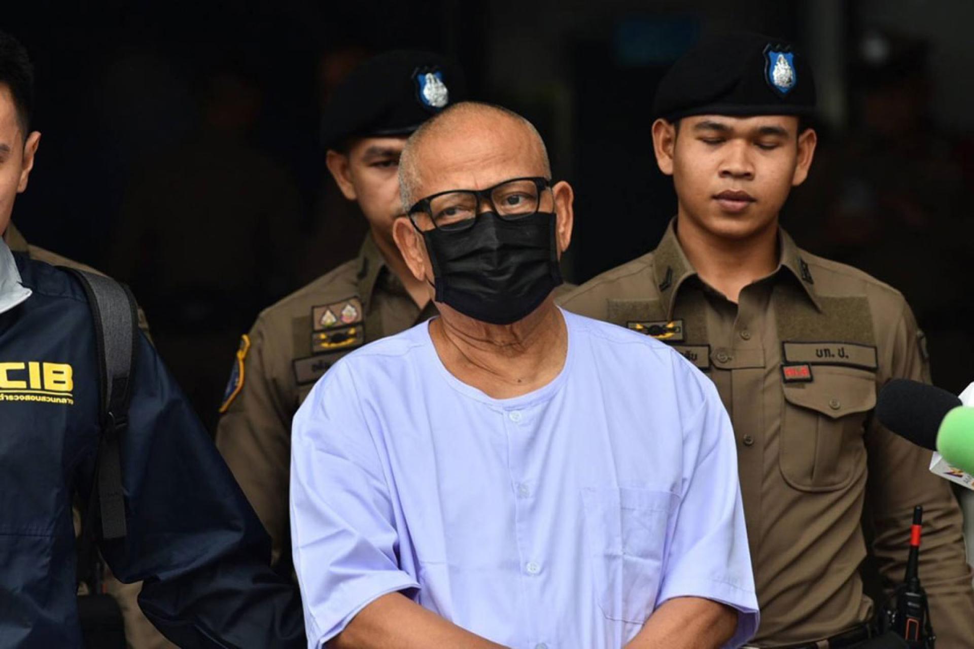 被告帕·达玛瓦吉拉努瓦的罪名为非法挪用佛寺资金，资金流向涉及网络赌博及亲信私人账户。