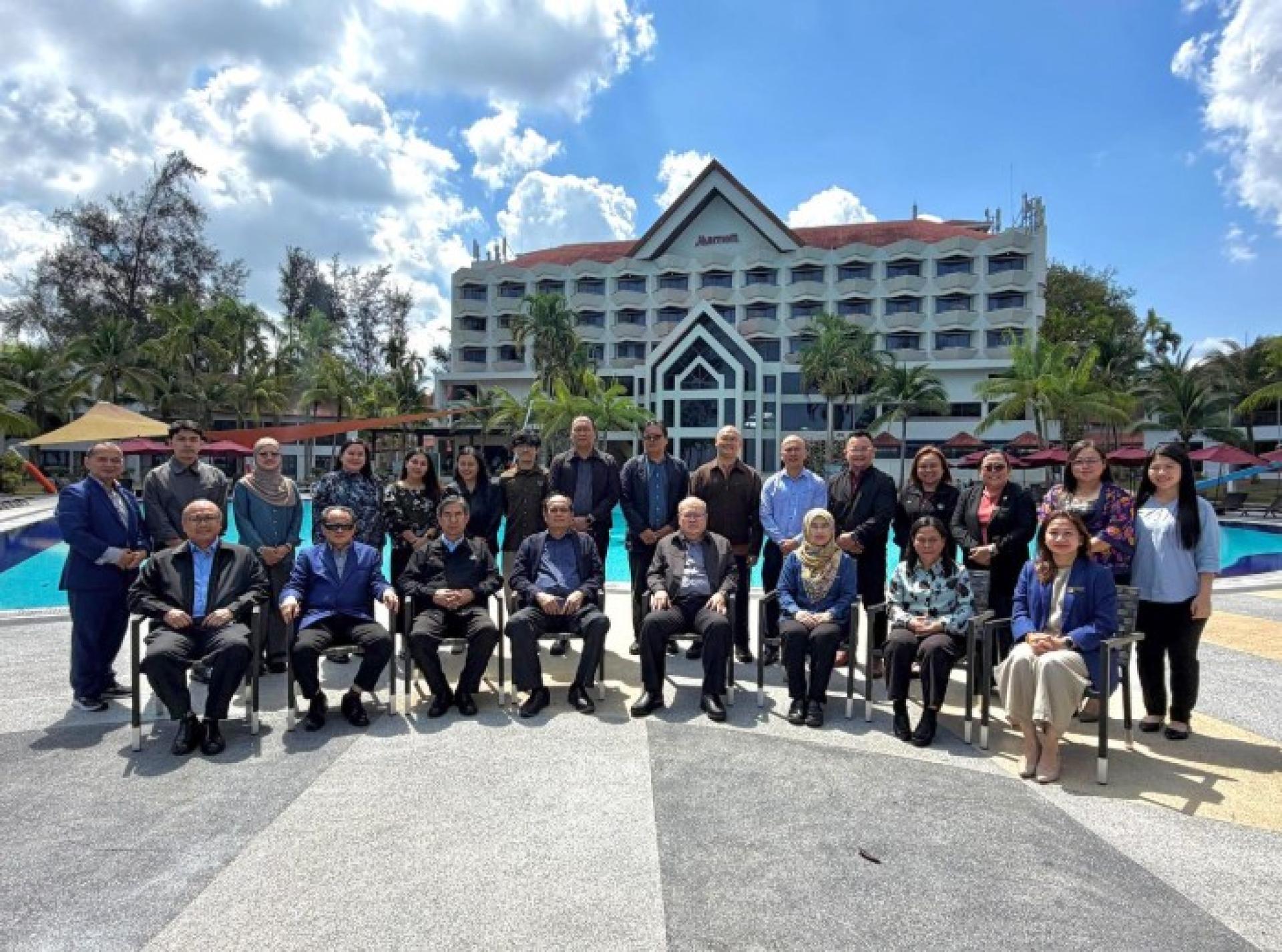 砂拉越自然资源与环境局（NREB）官员于近日举行的“流量计原理与温室气体（GHG）数据验证工作坊”上合影留念。