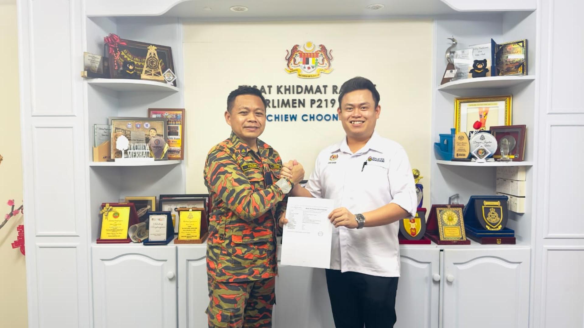 克里斯托弗哲曼（右）代表赵俊文移交福利基金予罗冰消拯局协会，以实际行动表达对前线人员的关怀与肯定。