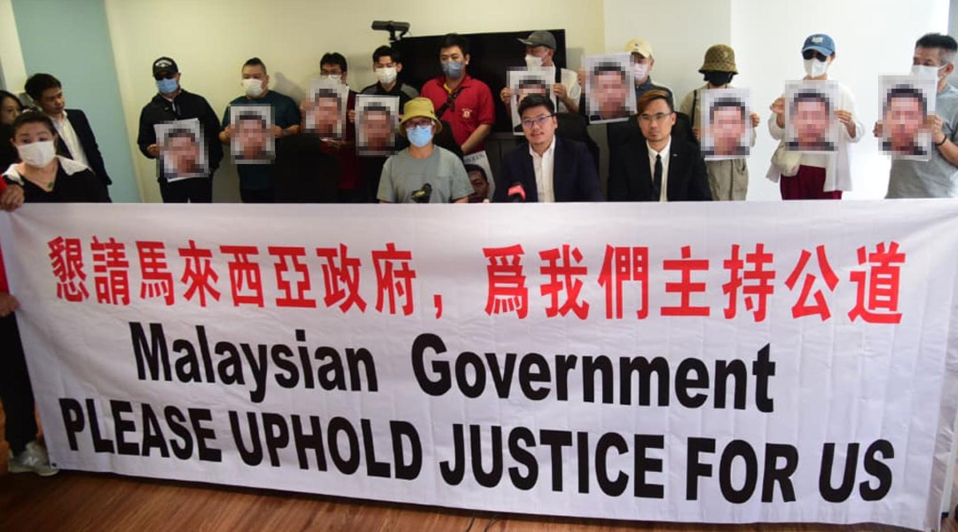 事主等人出席记者会，坐着左起许渊盛、杨子华和余健忠（右）。