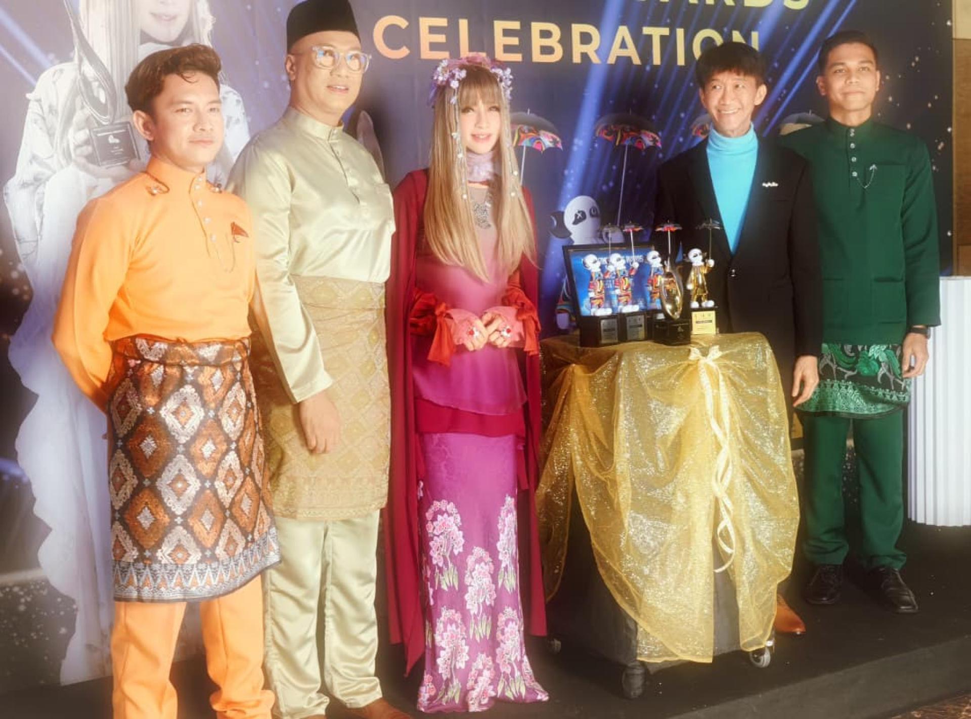 JessC 钟洁希（中）在庆功宴上与嘉宾合影。