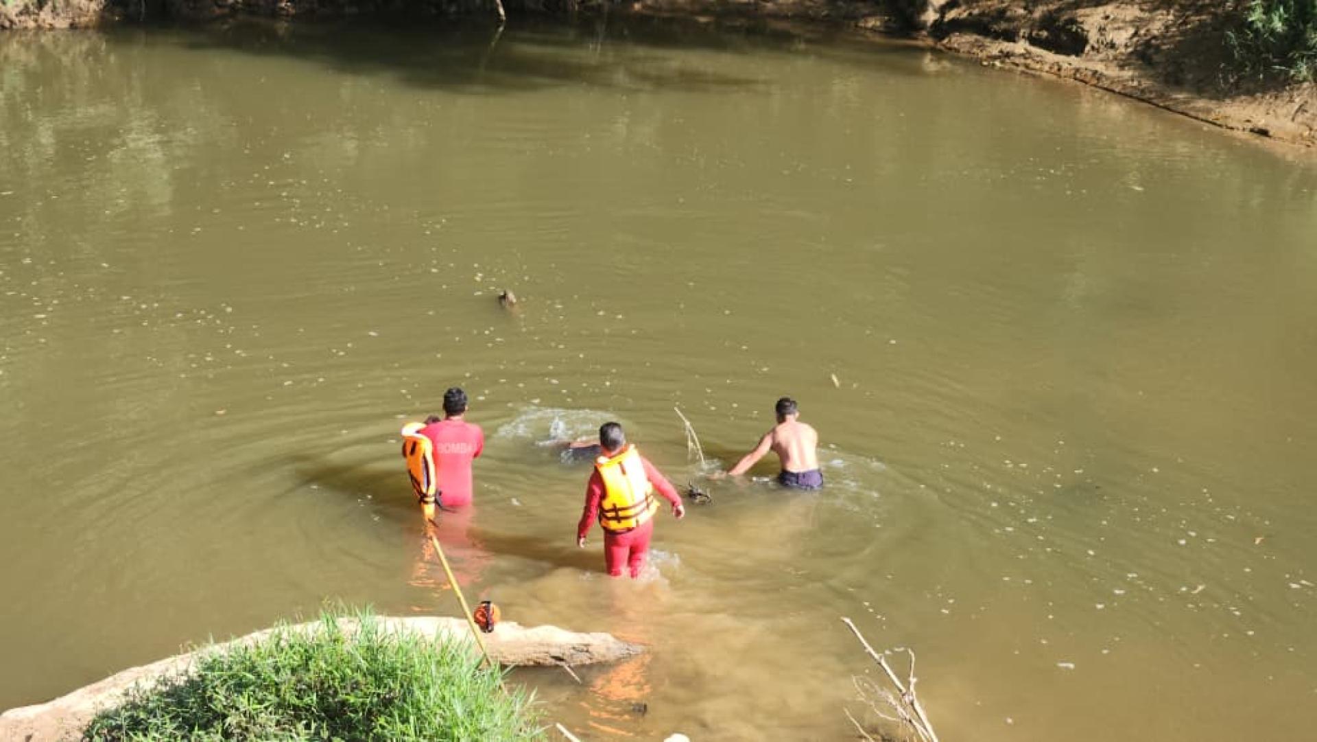 搜救人员在河中展开搜索。