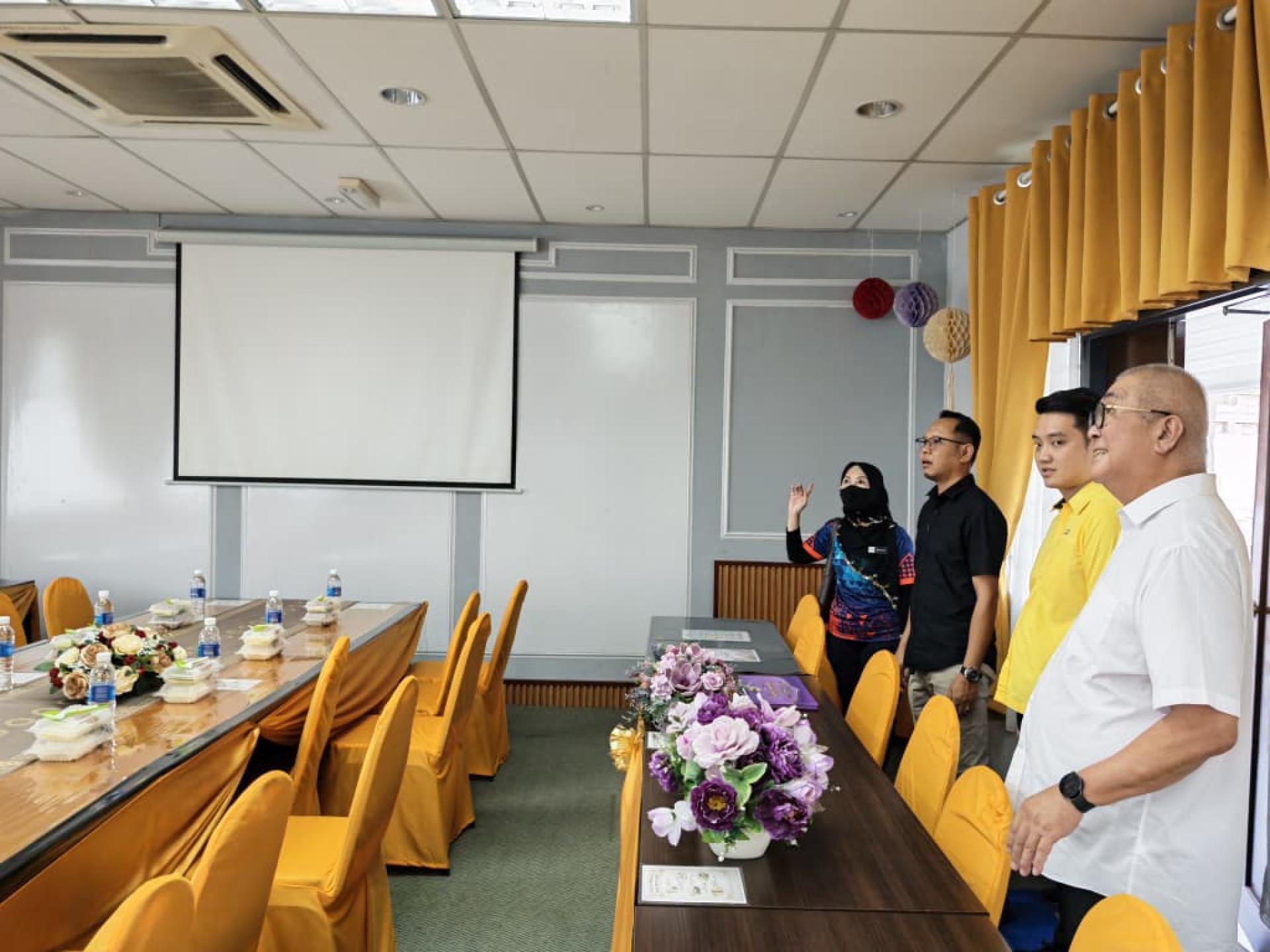 俞小珊（右）与公共工程局工程师及教育部代表一同巡视学校设施情况。