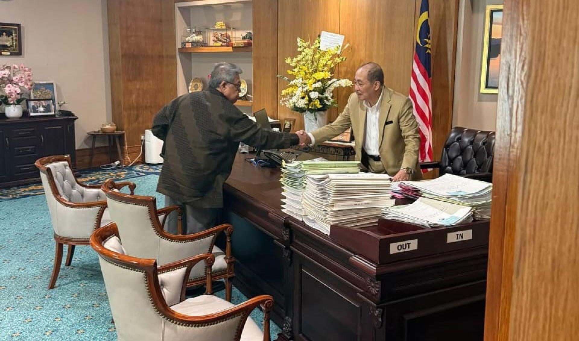 班迪卡（左）与哈芝芝会晤时提交辞去沙盟署理主席职位的决定。