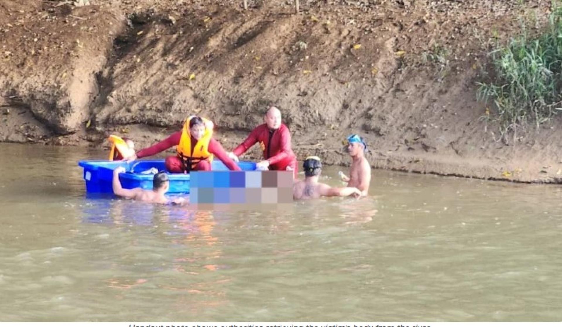 当局人员从河中打捞死者遗体的照片。