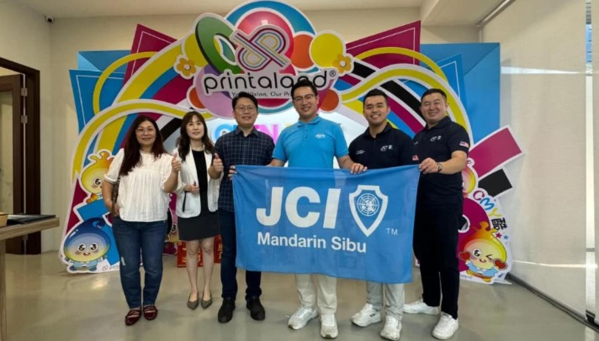 （左起）Alison Hii.、Jocelyn Ting、Ferdinand Wong、Simon Tiong Yong Yee、Siew Young Ming及Jervis Jong于Printaland合影。