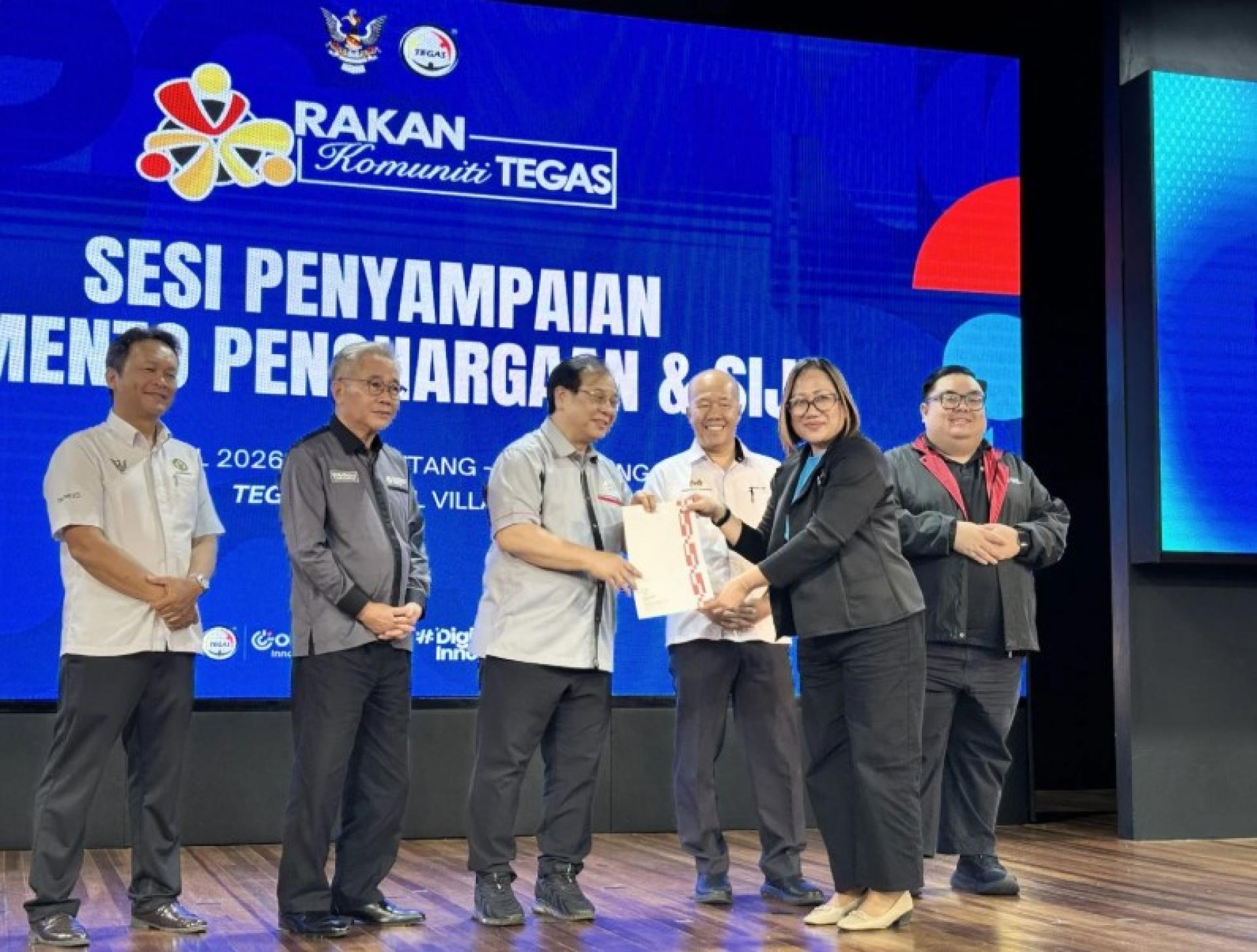 耶理苏修向战略合作伙伴代表颁发纪念品。