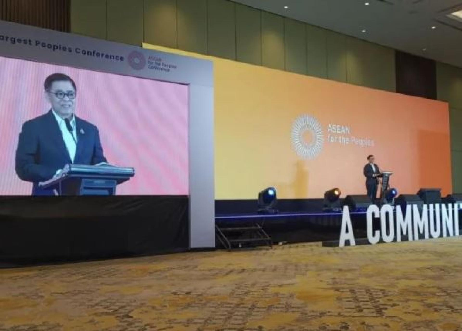 泰国外长西哈萨蓬格乔于2025年10月5日在雅加达出席由印尼外交政策共同体（FPCI）举办的“东盟为人民大会”活动。（档案照）