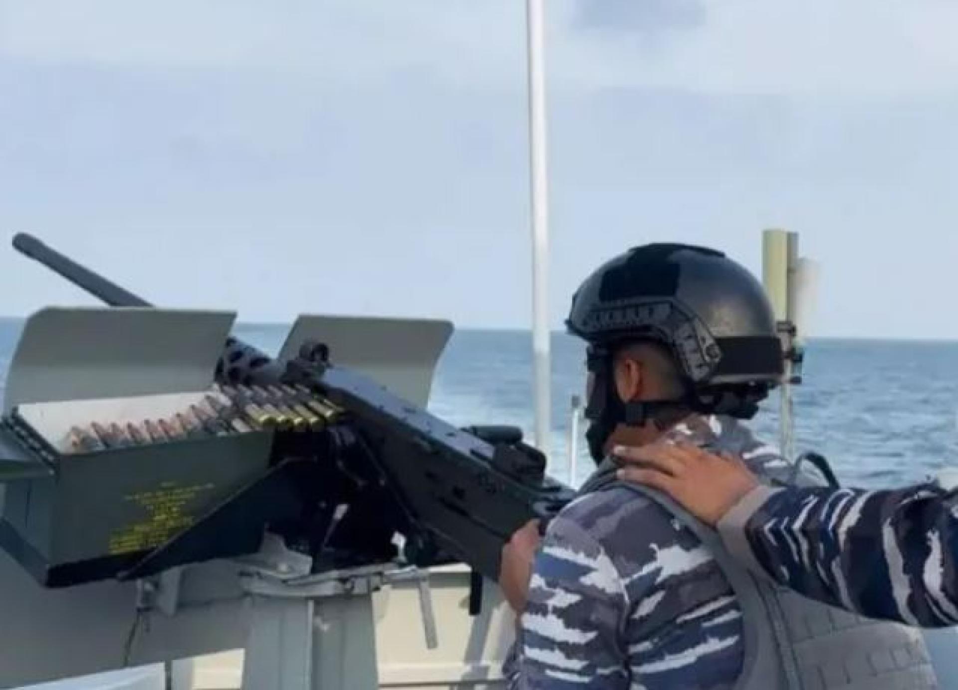 印尼海军“阿拉芒”644号军舰人员于4月21日在马六甲海峡水域进行防空作战戒备演习。