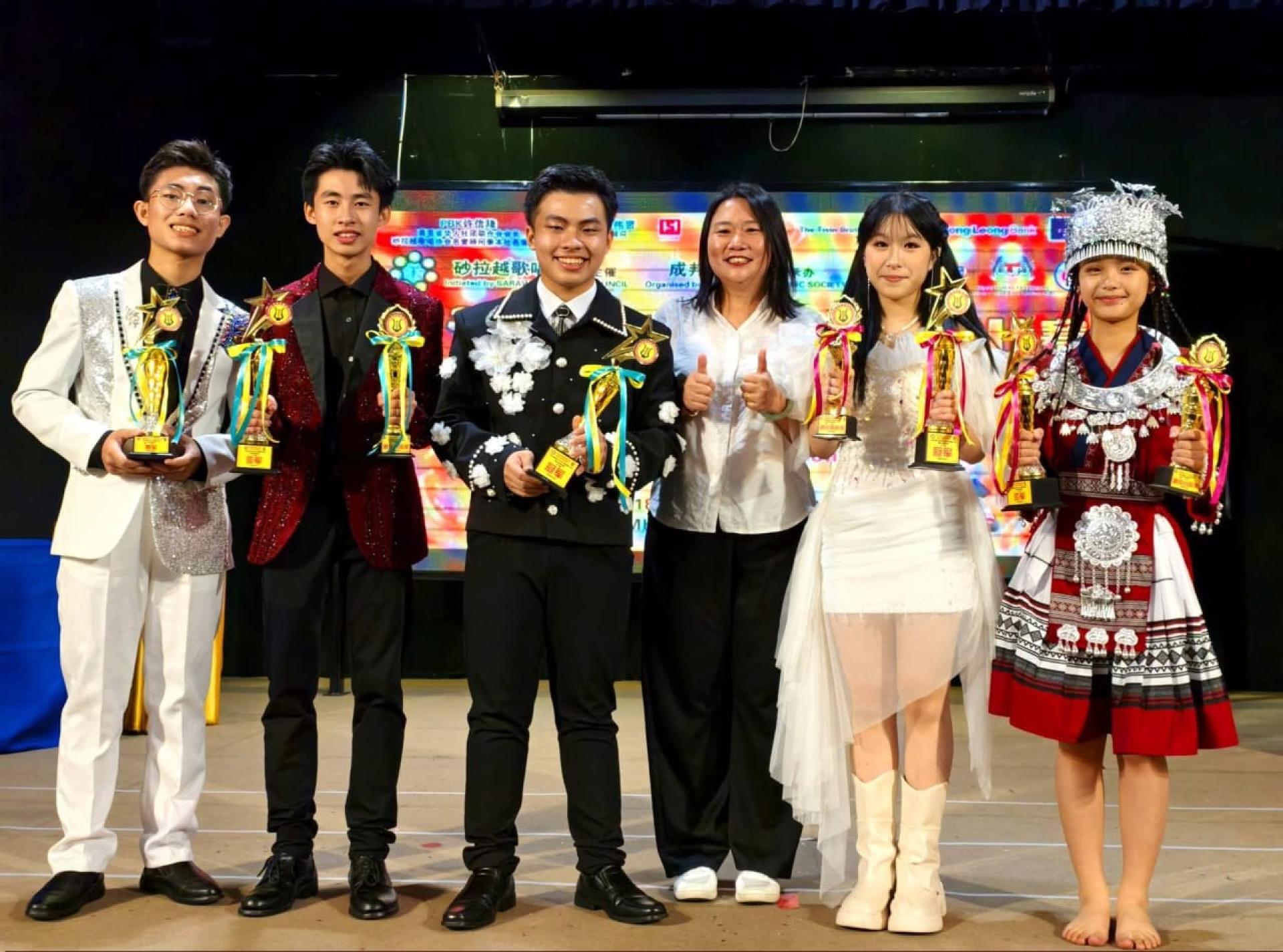 “2026年第30届全砂中学生华语歌唱比赛”美里省选拔赛，培中生荣膺歌王歌后。右3为培中校长贝美娇。