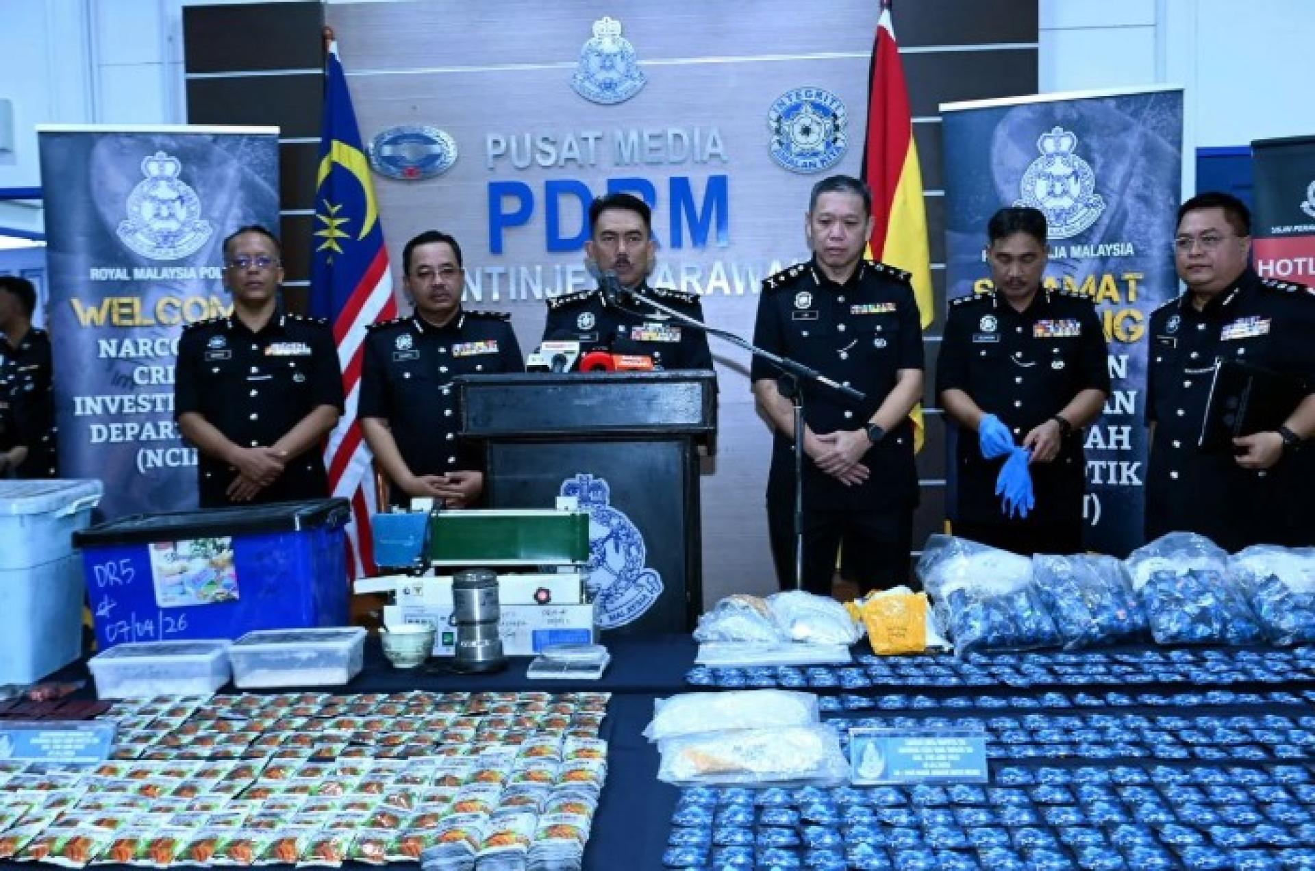 莫哈末再纳阿都拉在砂拉越警察总部记者会上回答媒体提问。