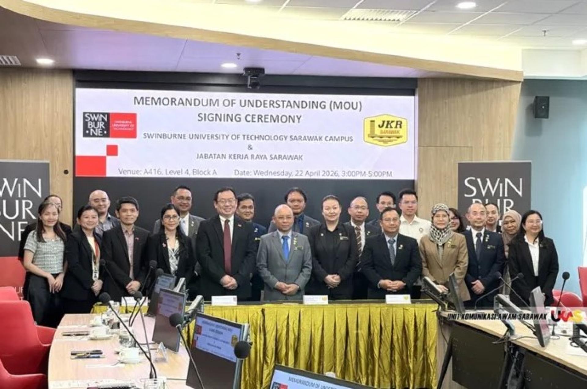 卡西迪（前排右6）与刘贤和（前排左5）及嘉宾于2026年4月22日在斯威本砂拉越校园出席备忘录签署仪式合影。