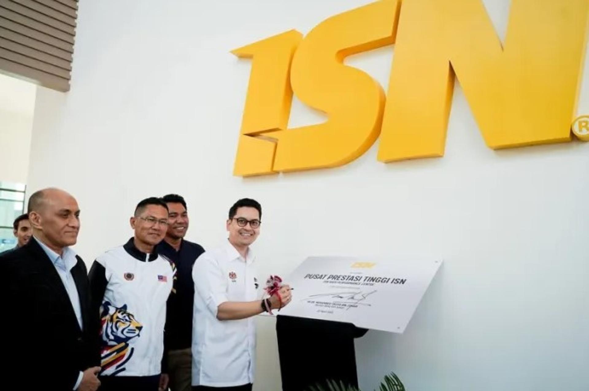 莫哈末陶菲克（右）于2026年4月22日在吉隆坡国家体育学院为国家高绩效中心主持推介仪式并签署纪念牌。