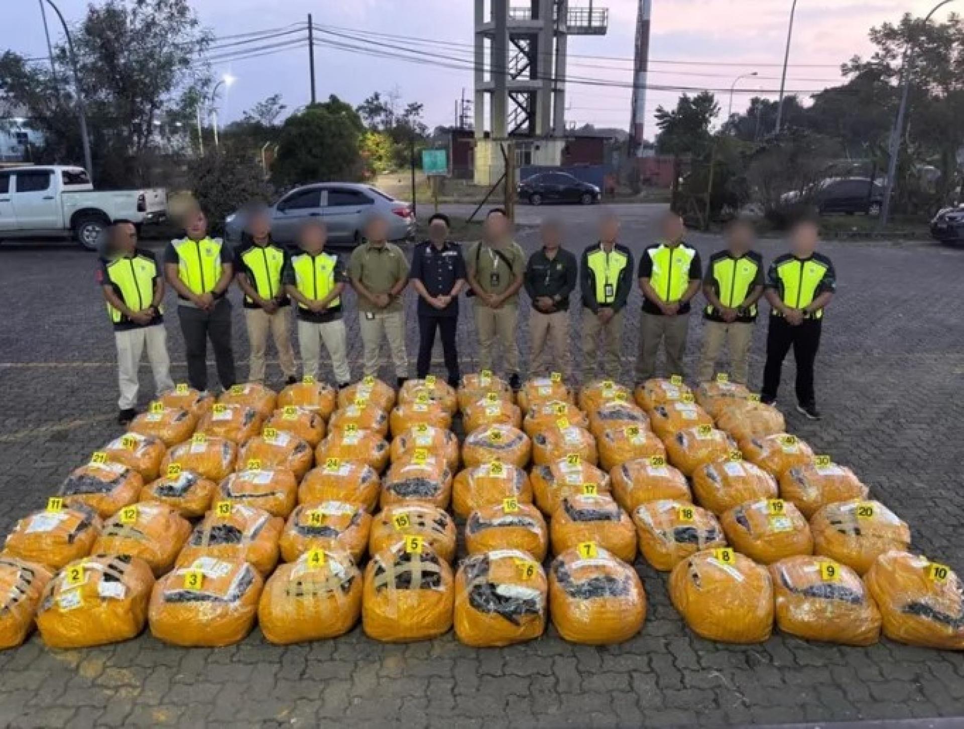 执法人员于2026年4月20日在诗巫查获1.8公吨干海参并合影。