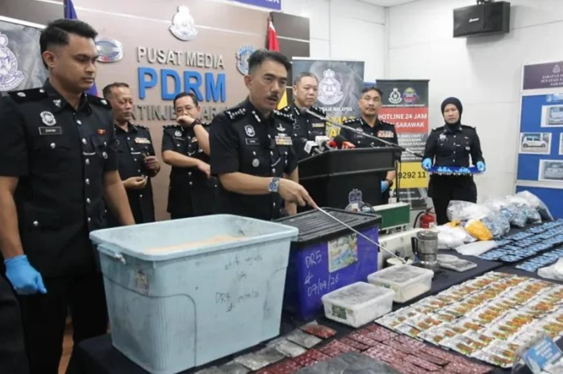 莫哈末再纳阿都拉于2026年4月23日在砂拉越警察总部记者会上展示起获的含大麻电子烟弹。