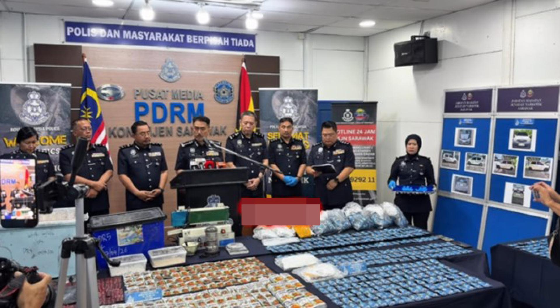 莫哈末再纳阿都拉于2026年4月23日在砂拉越警察总部记者会上讲话。