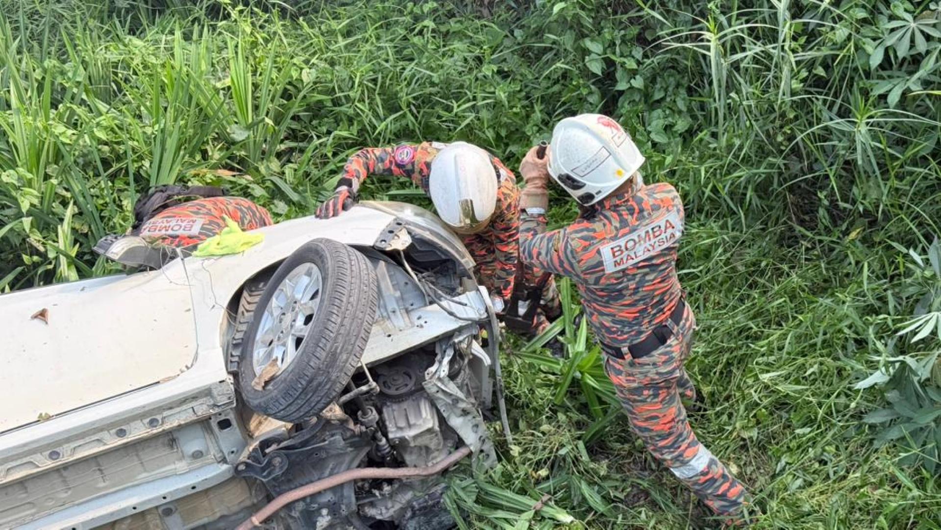 位于柏戈奴通往石山一带发生一起单一车祸，一辆国产车失控坠入山谷，消拯人员抵达现场展开救援工作。