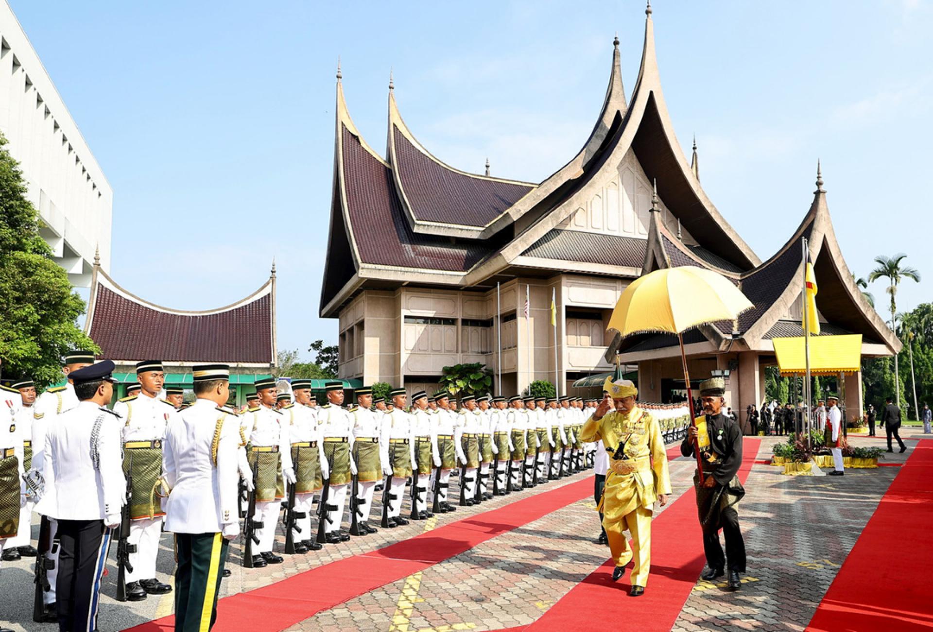 森美兰最高统治者端姑慕力兹殿下检阅森州议会开幕礼的皇家仪仗队。