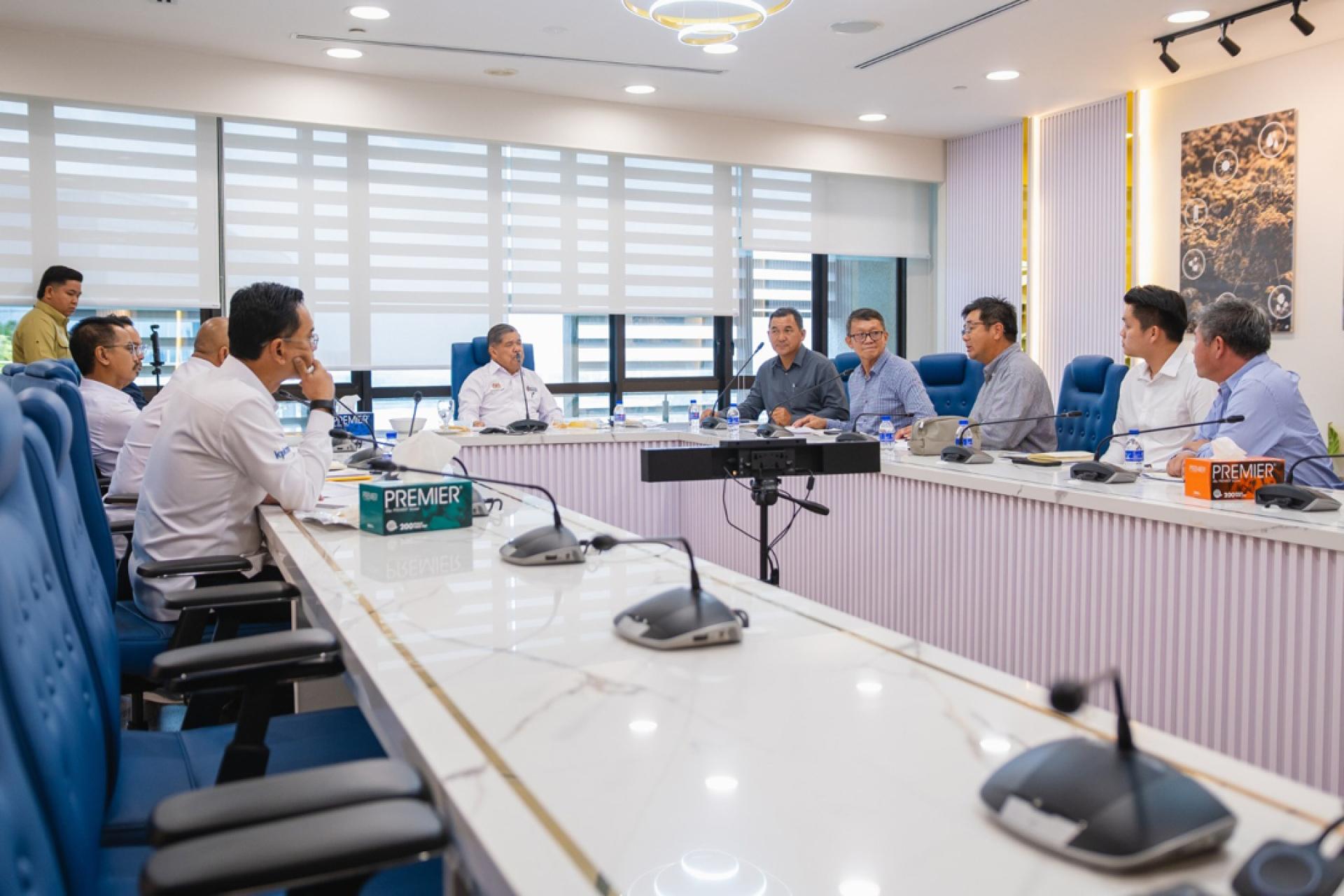 莫哈末沙布（右6）在交流会上听取槟城果农代表的回馈。（图取自末沙布脸书）