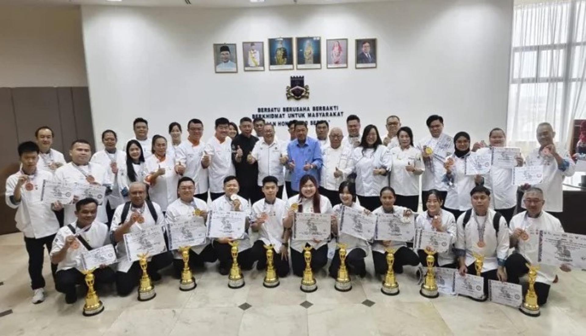 来自各烹饪组织的厨师于2026年4月23日在古晋南市市政局总部出席GCCM 2026记者会后，与黄鸿圣（左起第八）及再迪苏海里（右起第八）合影。