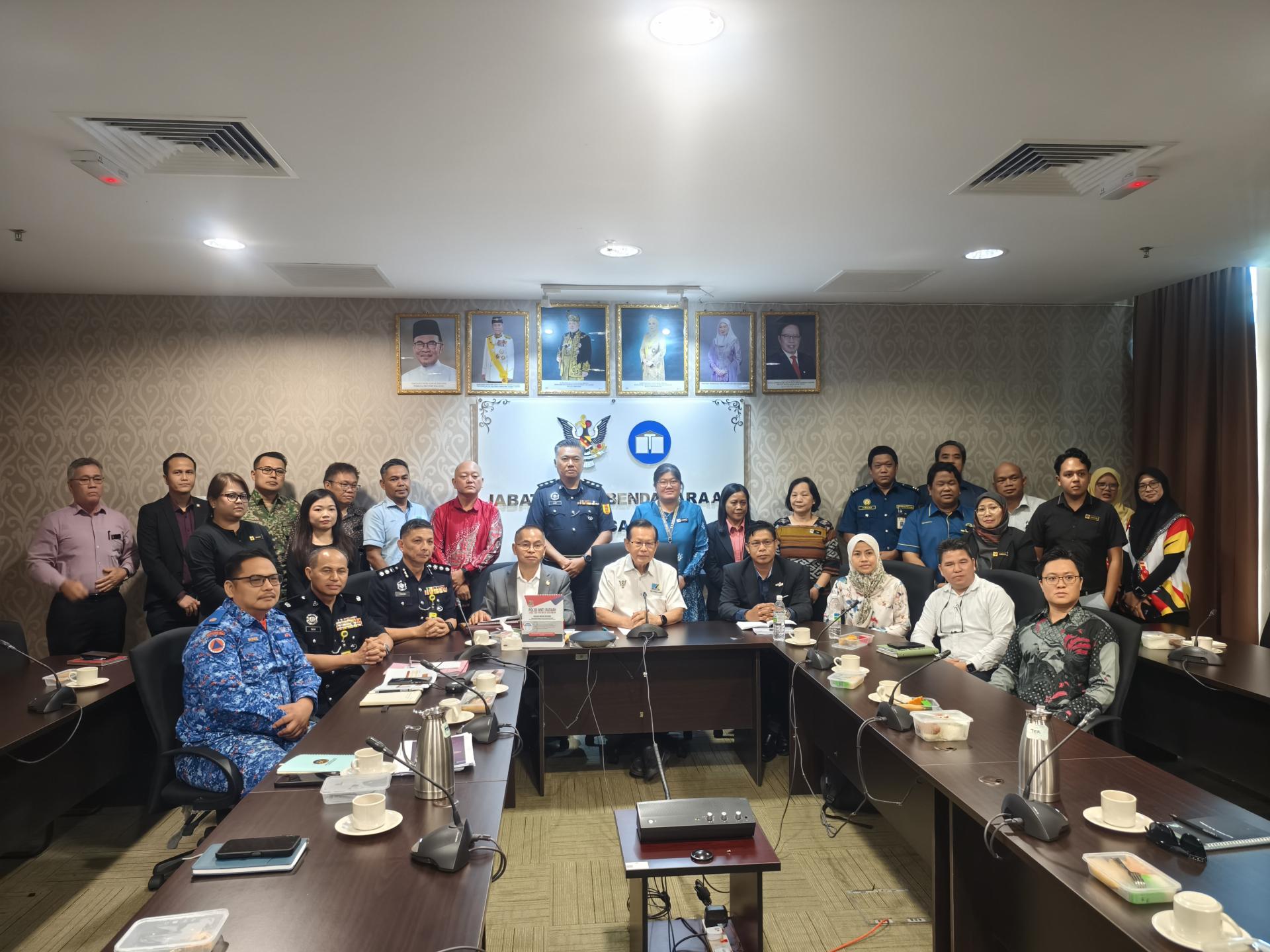 砂交通部部长拿督李景胜（前排中）与各政府部门代表召开烟霾情况会议后合影。