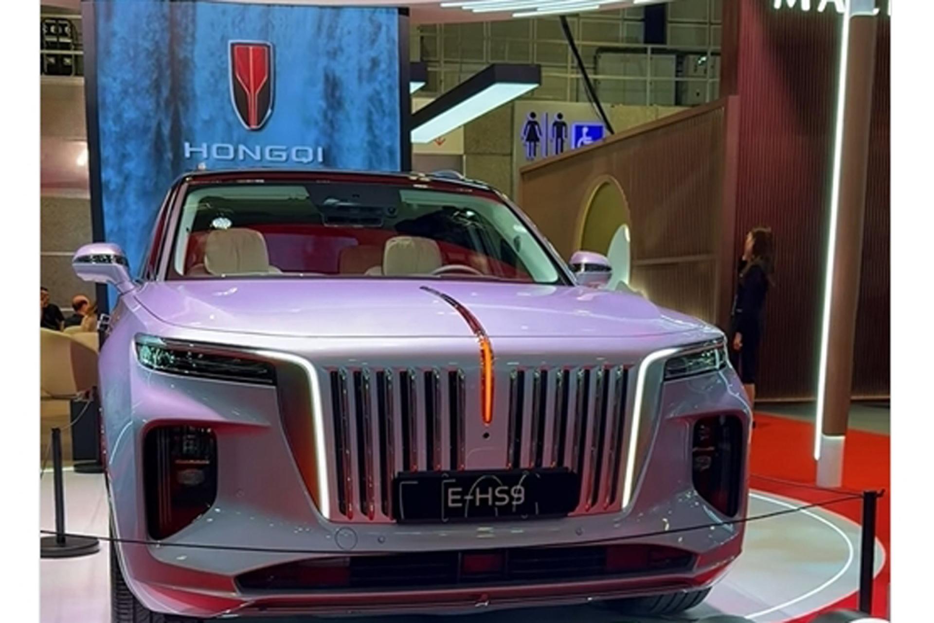 刘梅英（前排中）与中国一汽高层签署了解备忘录，推动红旗品牌进军马来西亚市场。