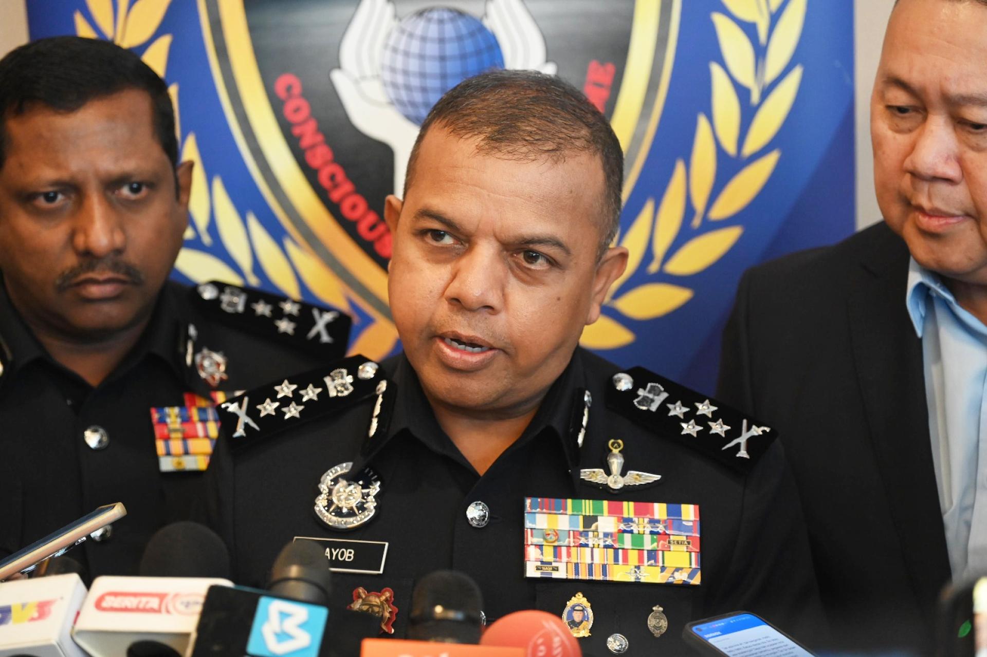 阿育汉向媒体发表谈话。