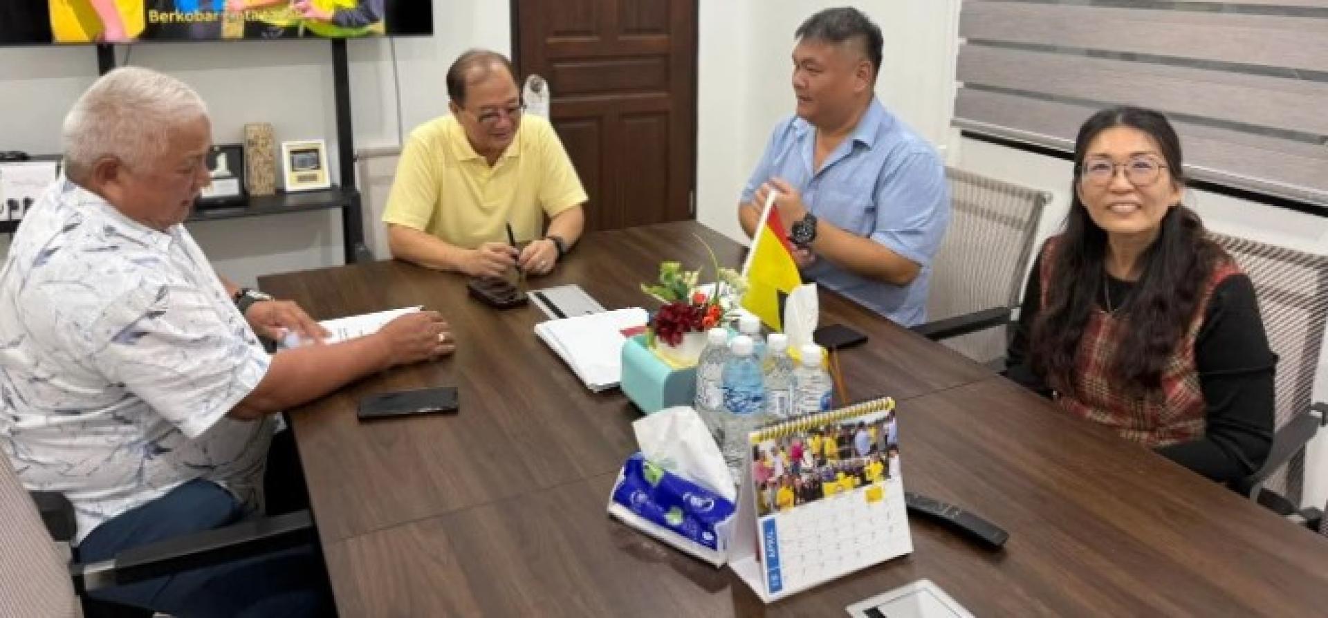 潘隆铭与民都鲁中华公学第二校董事会成员交流讨论。