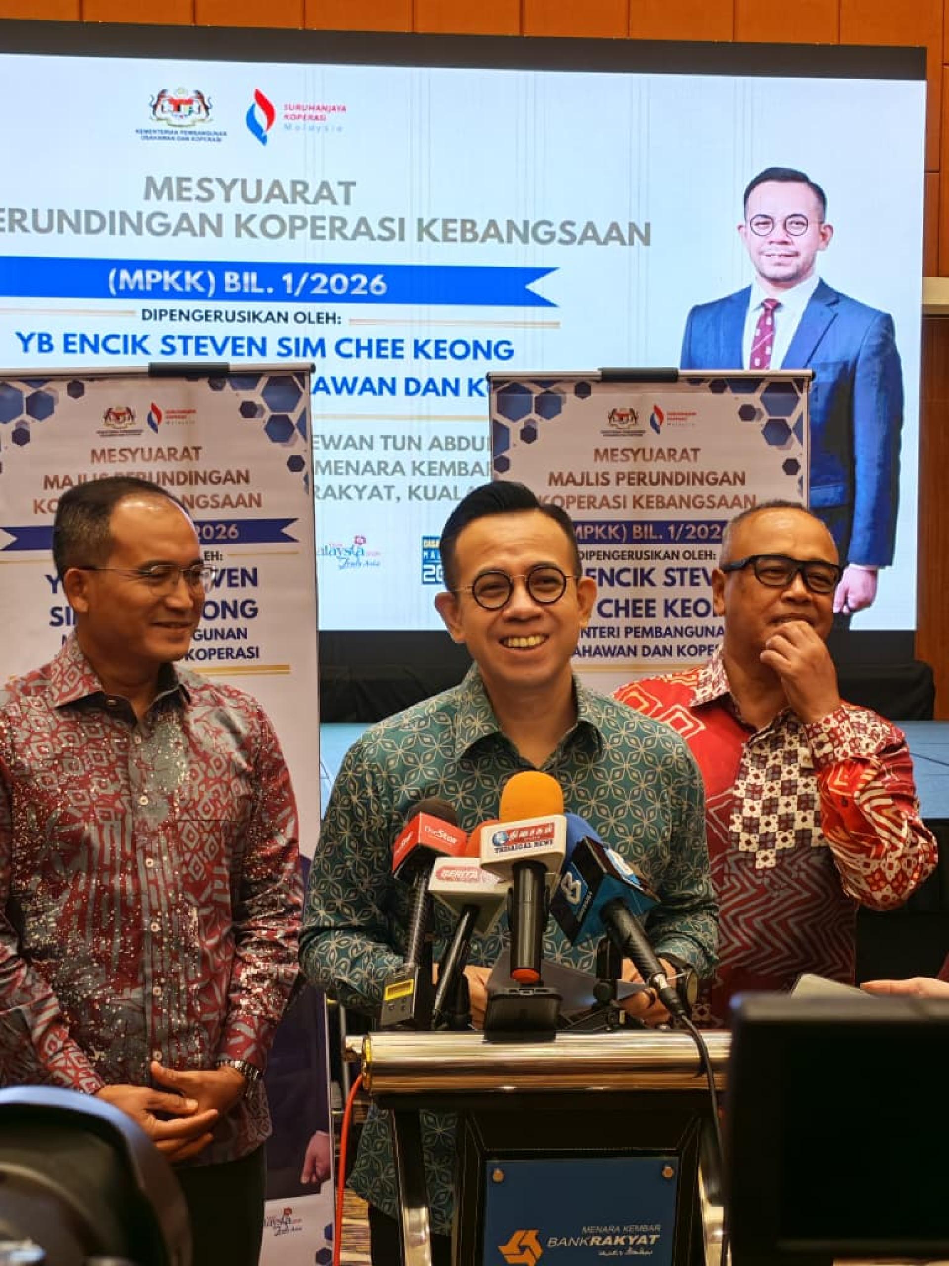 沈志强（中）。