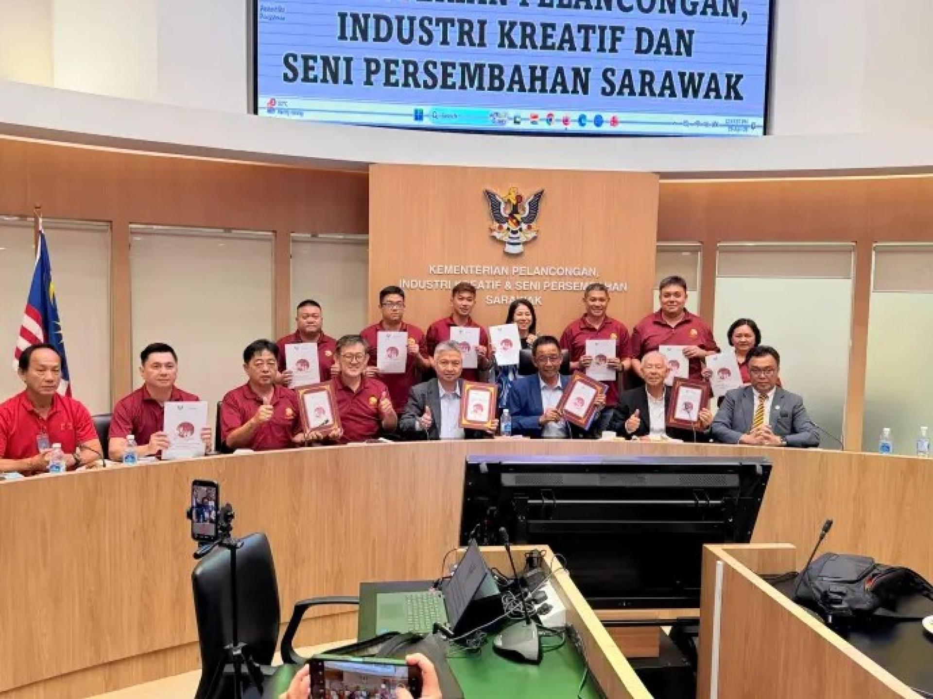 出席第3届婆罗洲妈祖文化节记者会人士合影，包括（左起坐者）马、柯、Sih Hua Tong、斯诺登、阿都卡林、拿督陈超耀及莫西迪等人，于2026年4月23日在砂拉越Baitul Makmur 2大厦举行记者会后留影。