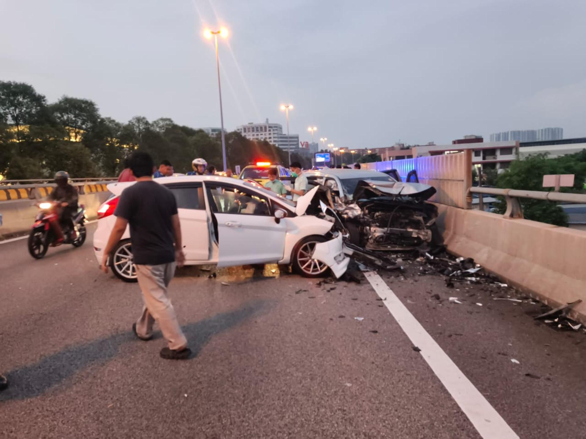 2车相撞严重损毁，更酿成1死4伤惨剧。