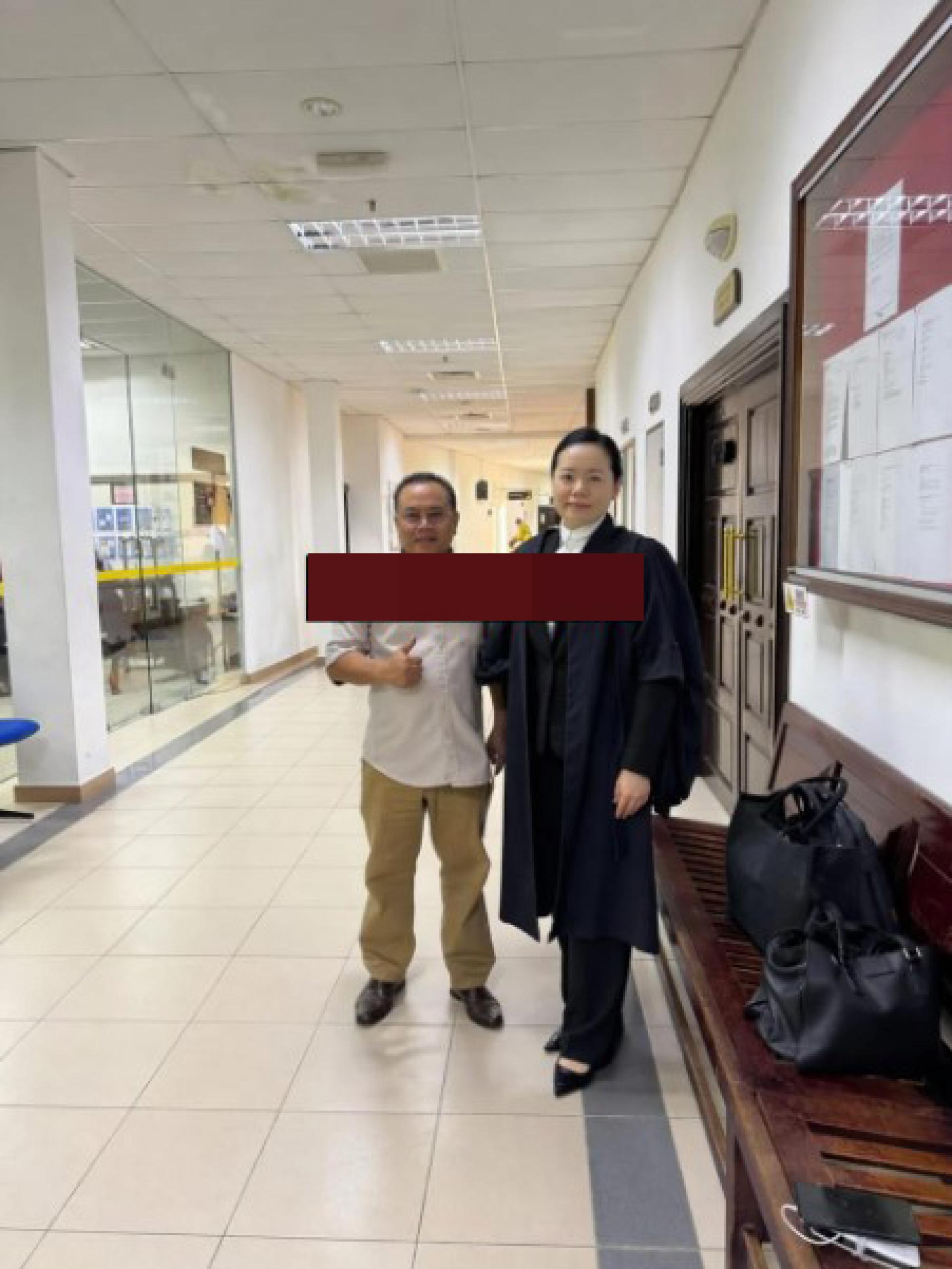 阿邦哈斯敏沙（左）与律师Jong Yee Ling在案件裁决后合影。