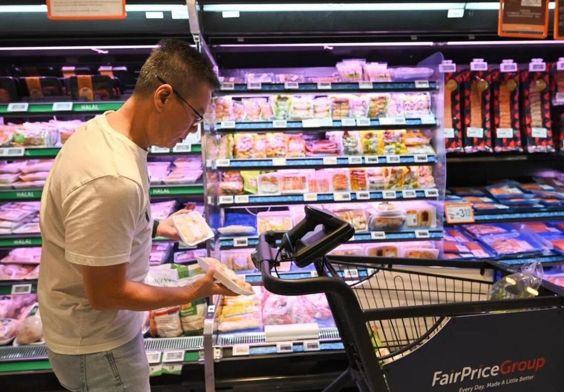 新加坡平价集团的智能购物车让顾客能一边购物，一边扫描付款。 （档案照）