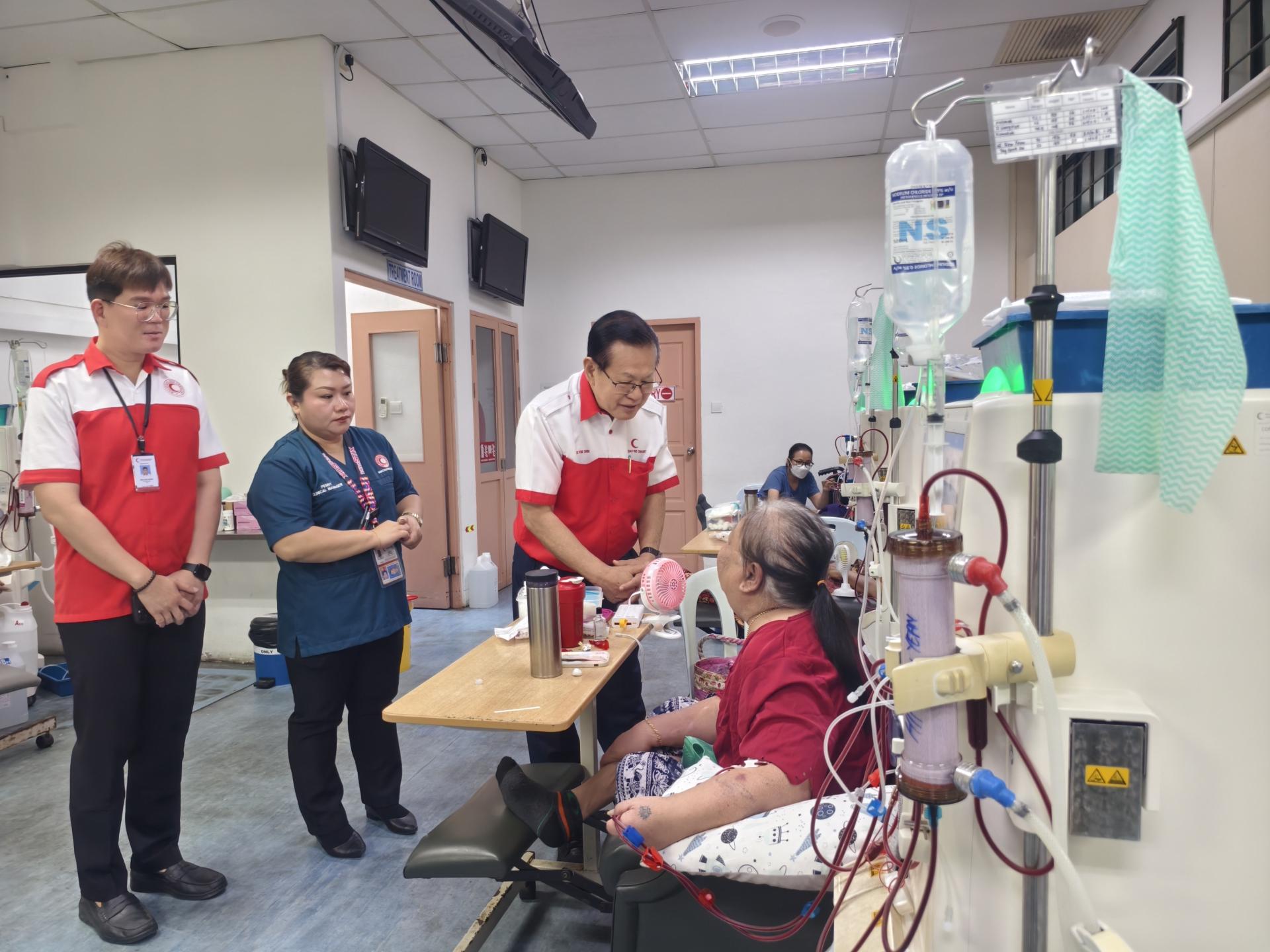 美里红新月会洗肾中心主席拿督斯里李景胜与病患亲切交流，关心他们的治疗与生活情况。