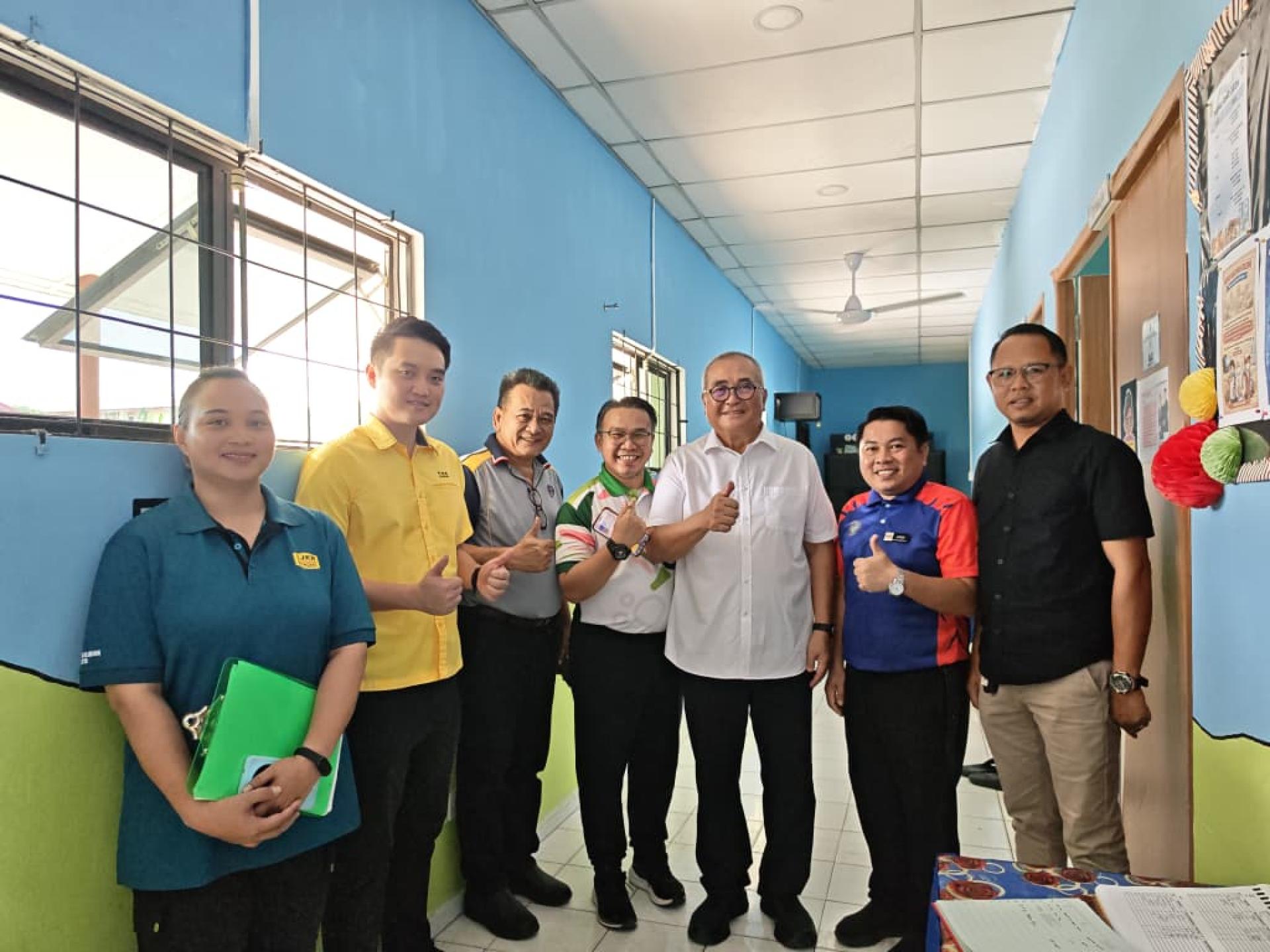 俞小珊（右3）率团队巡视安济国小，了解校内设施现况。