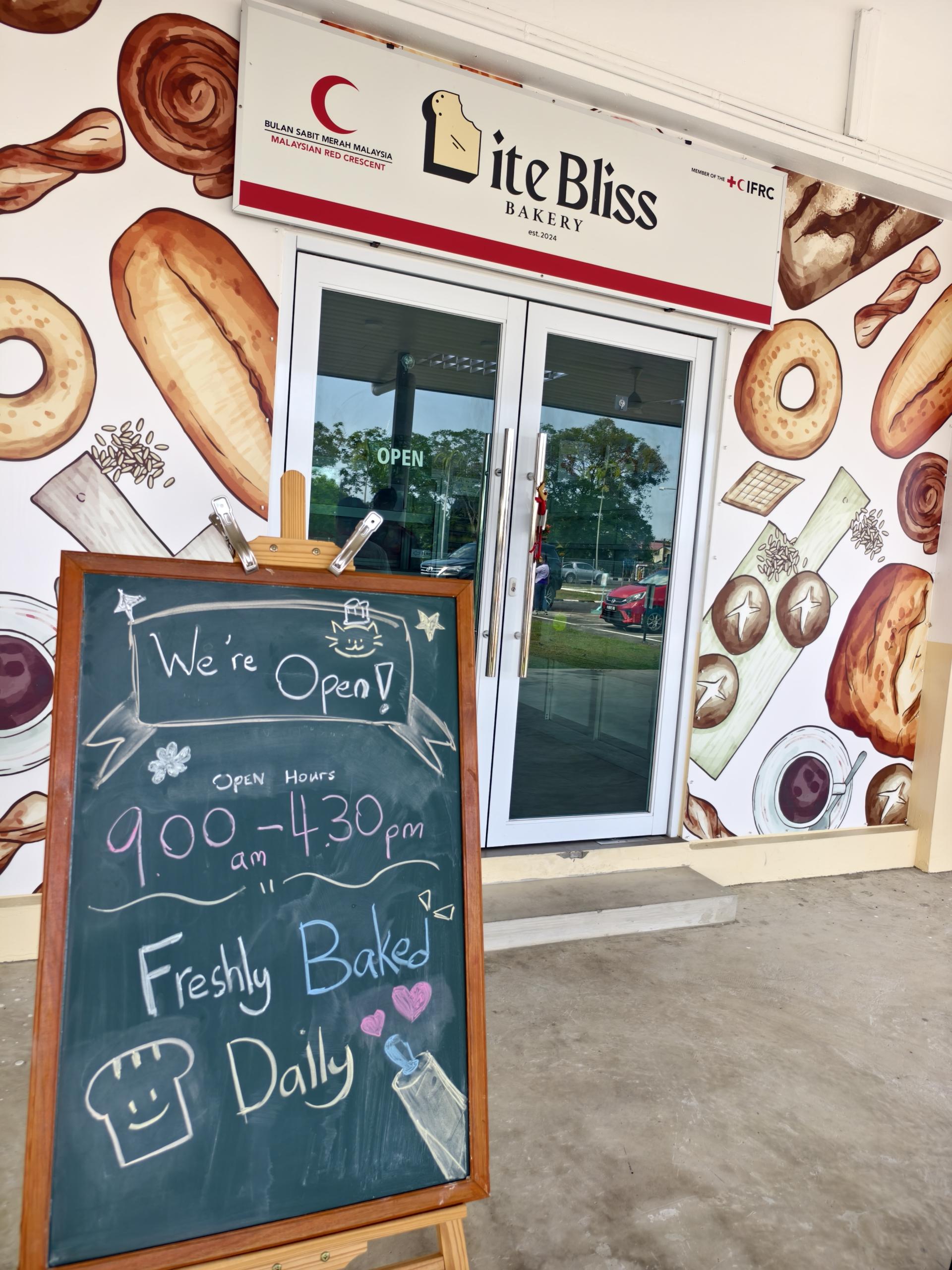 美里红新月会Bite Bliss Bakery面包店外观，正式开业迎客。