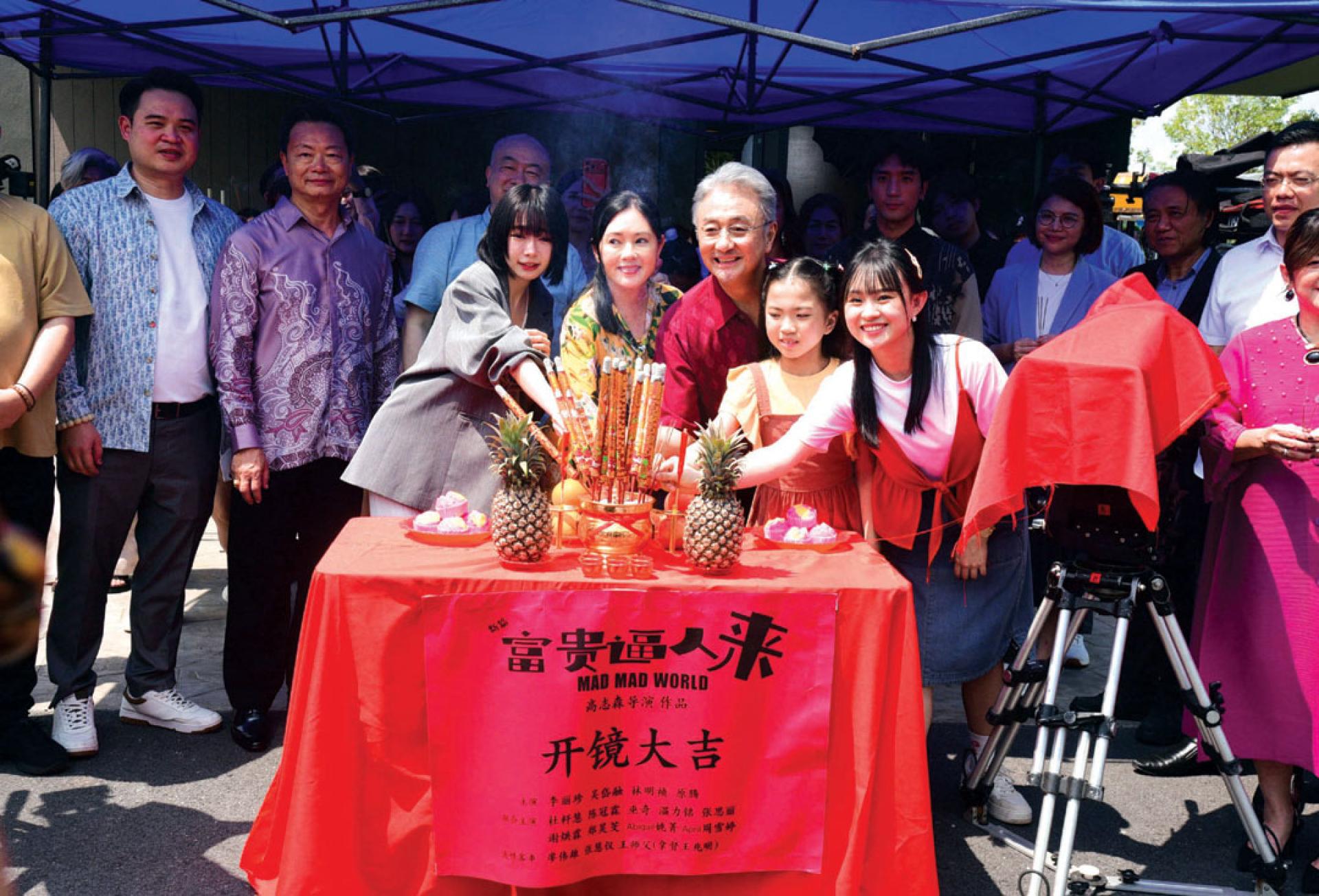 《富贵逼人来》举行开镜礼，前排左起林明祯、李丽珍、吴岱融、姚菁和杜粁慧。