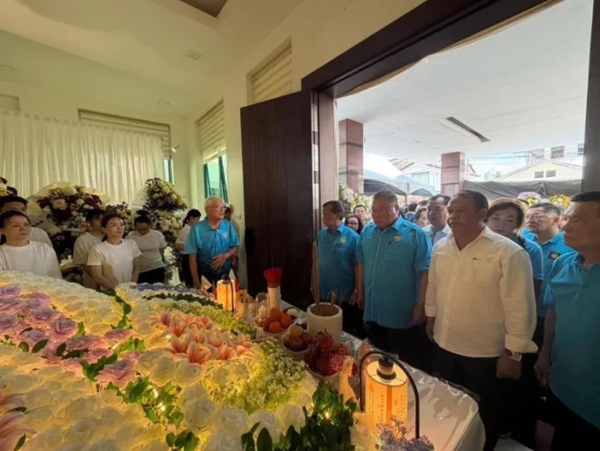 张庆信（右3）与砂拉越民进党领导层于2026年4月23日在诗巫向已故拿督刘增强致最后敬意。