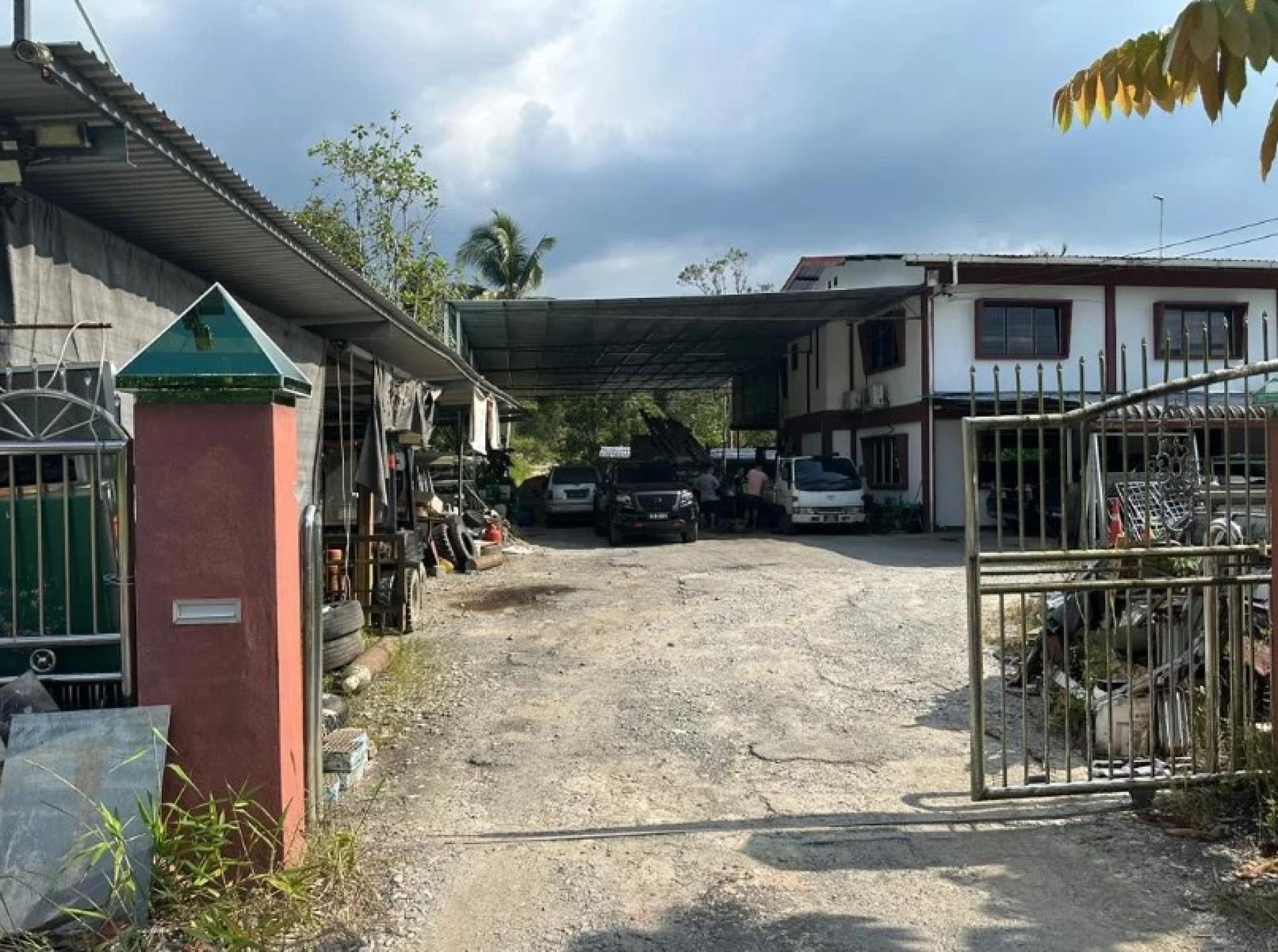 执法人员在泗里街突击行动中起获约1万6000令吉柴油。