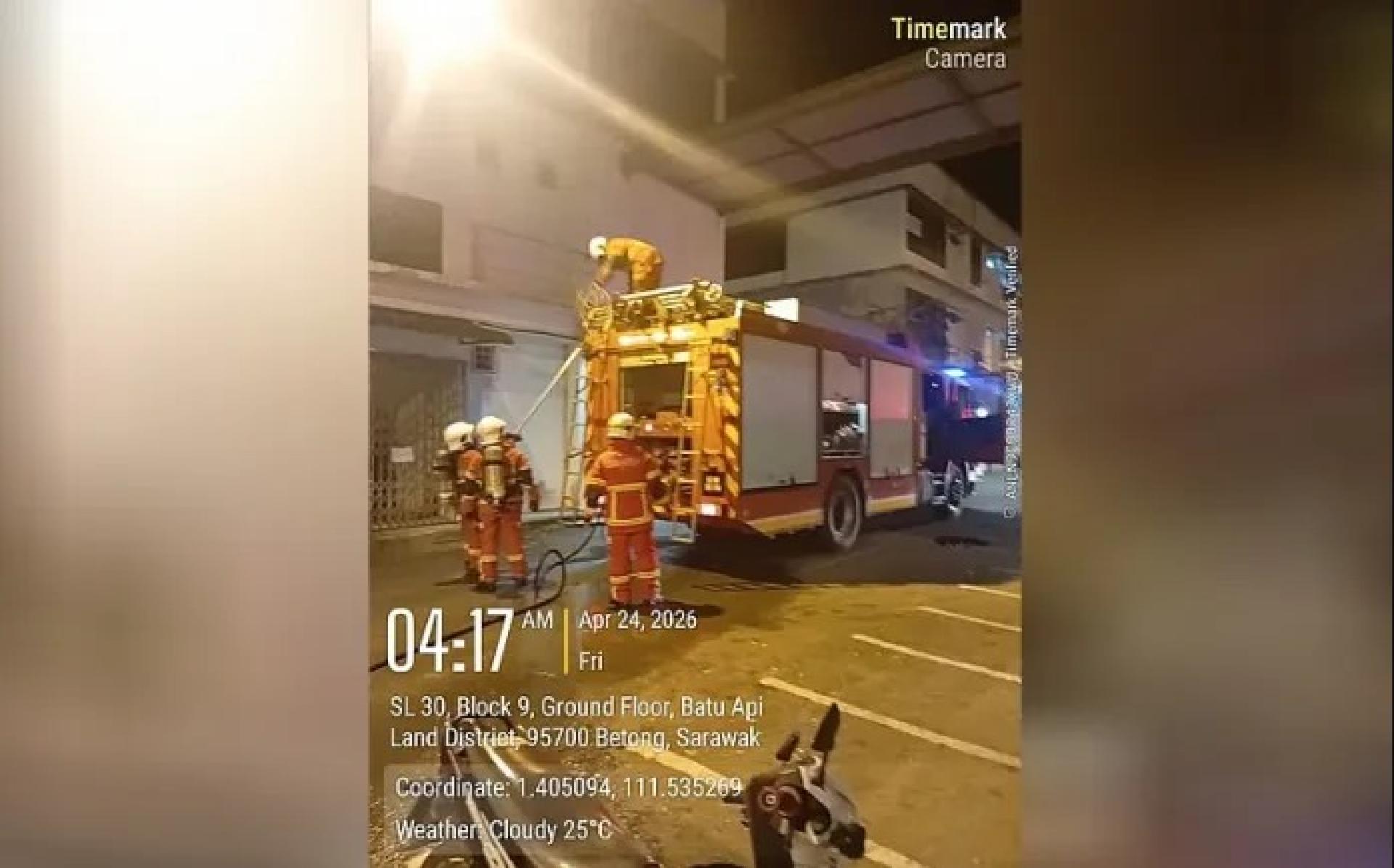 2026年4月24日，消拯人员在木中RISDA办公室展开灭火行动。（图片：消拯局）