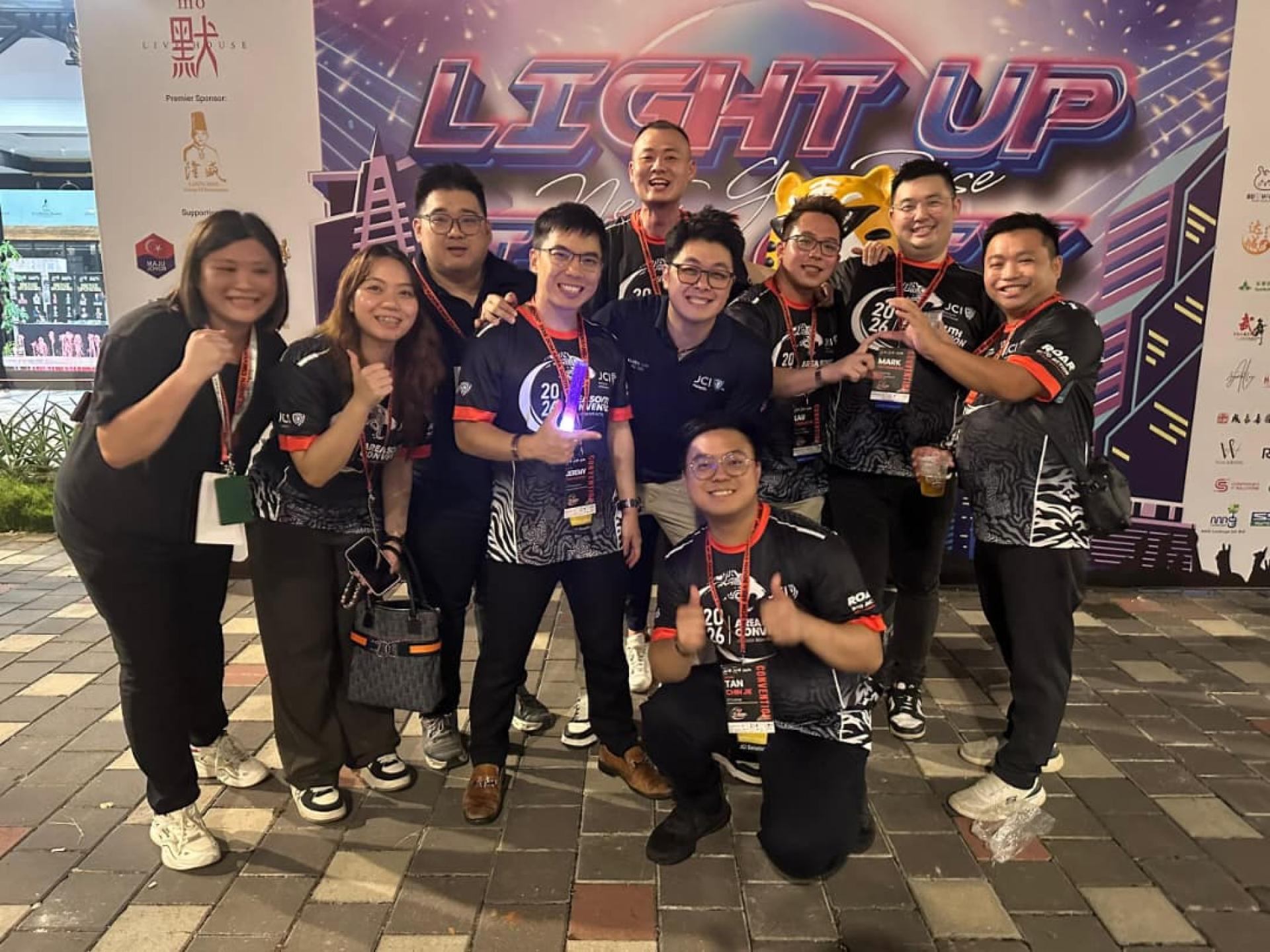 该图为砂拉越和沙巴区的代表们出席南马区开幕礼。