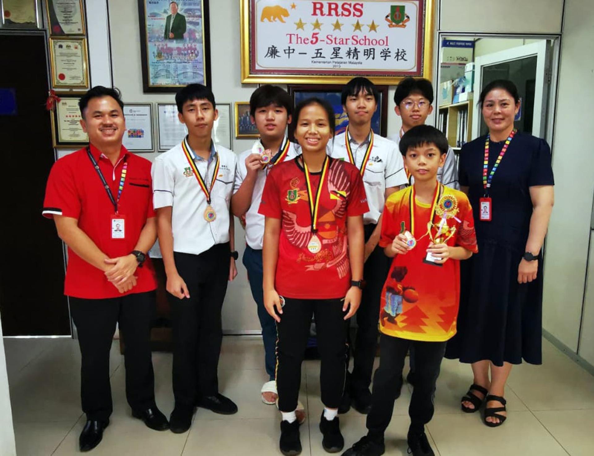 廉中乒乓队于学联赛上发挥出色，凭借扎实球技与默契配合，在多个项目中脱颖而出，为校争光，其中男子队更在团体赛中勇夺季军。江佩娟校长与康亚雄副校长与本校乒乓学联赛代表合影。