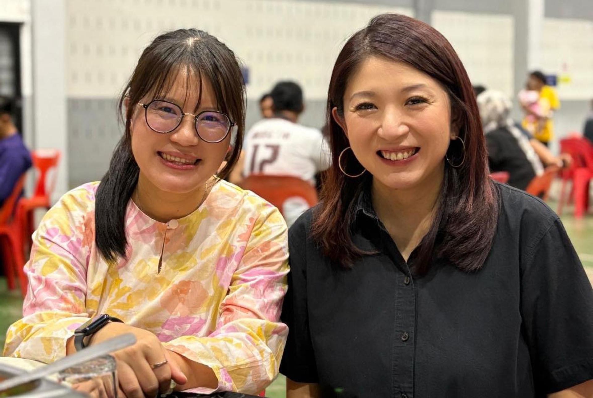 杨美盈（右起）以面对服务中心被示威者“登门”的个人经历，鼓励王诗棋。